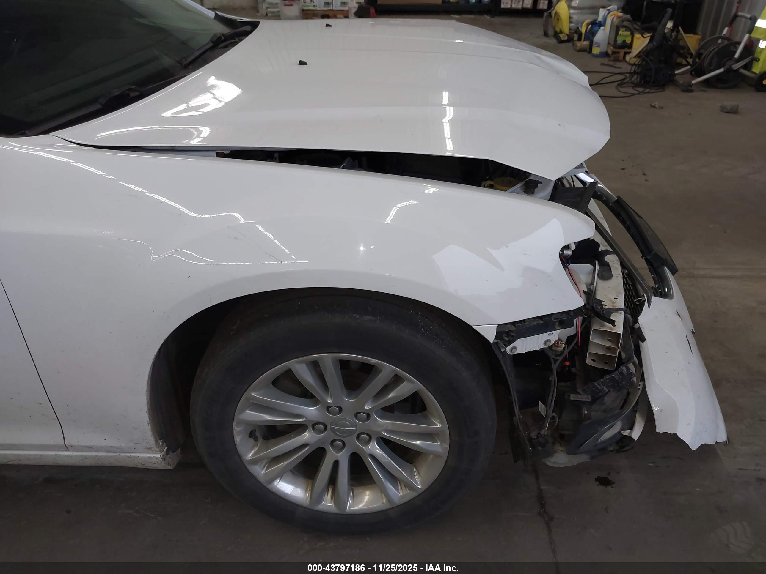 CHRYSLER 300C image 6