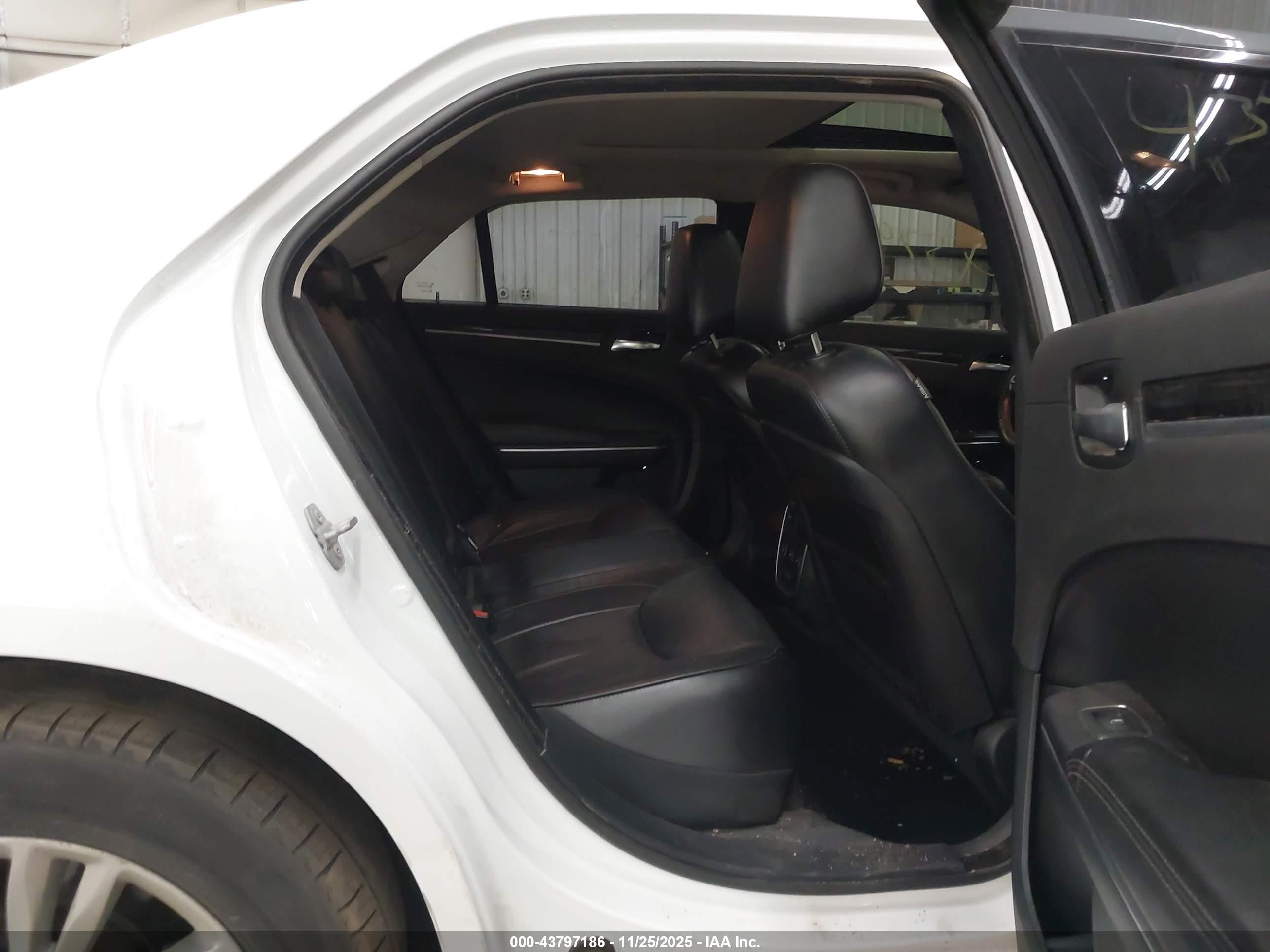 CHRYSLER 300C image 8