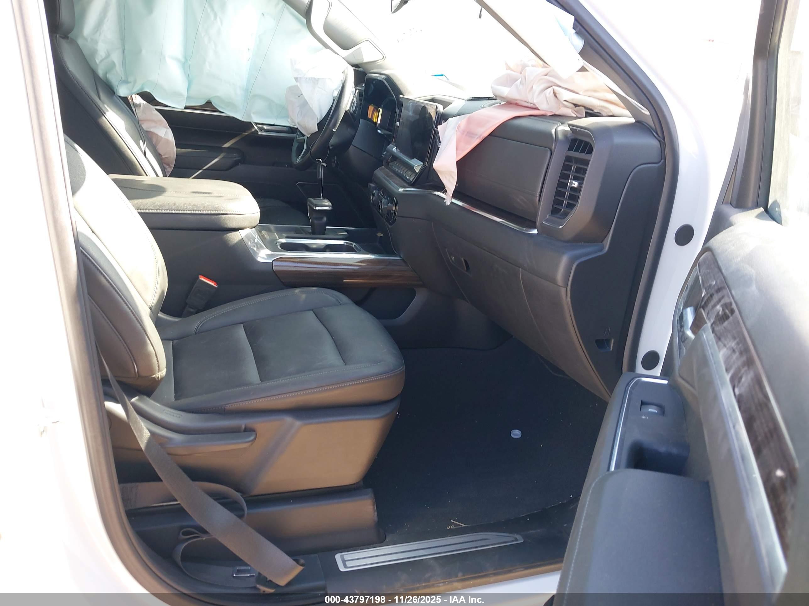 CHEVROLET SILVERADO image 5