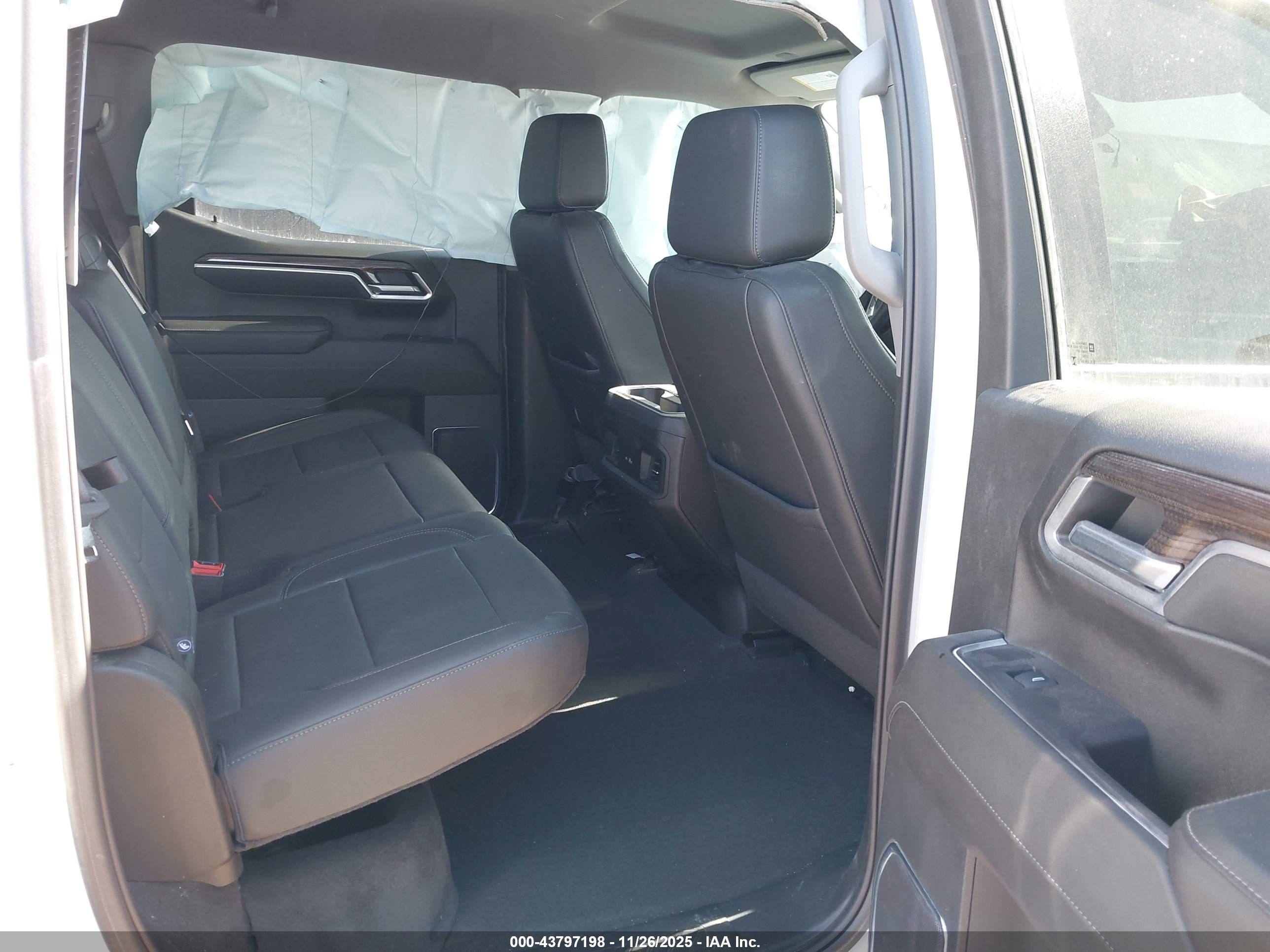 CHEVROLET SILVERADO image 8