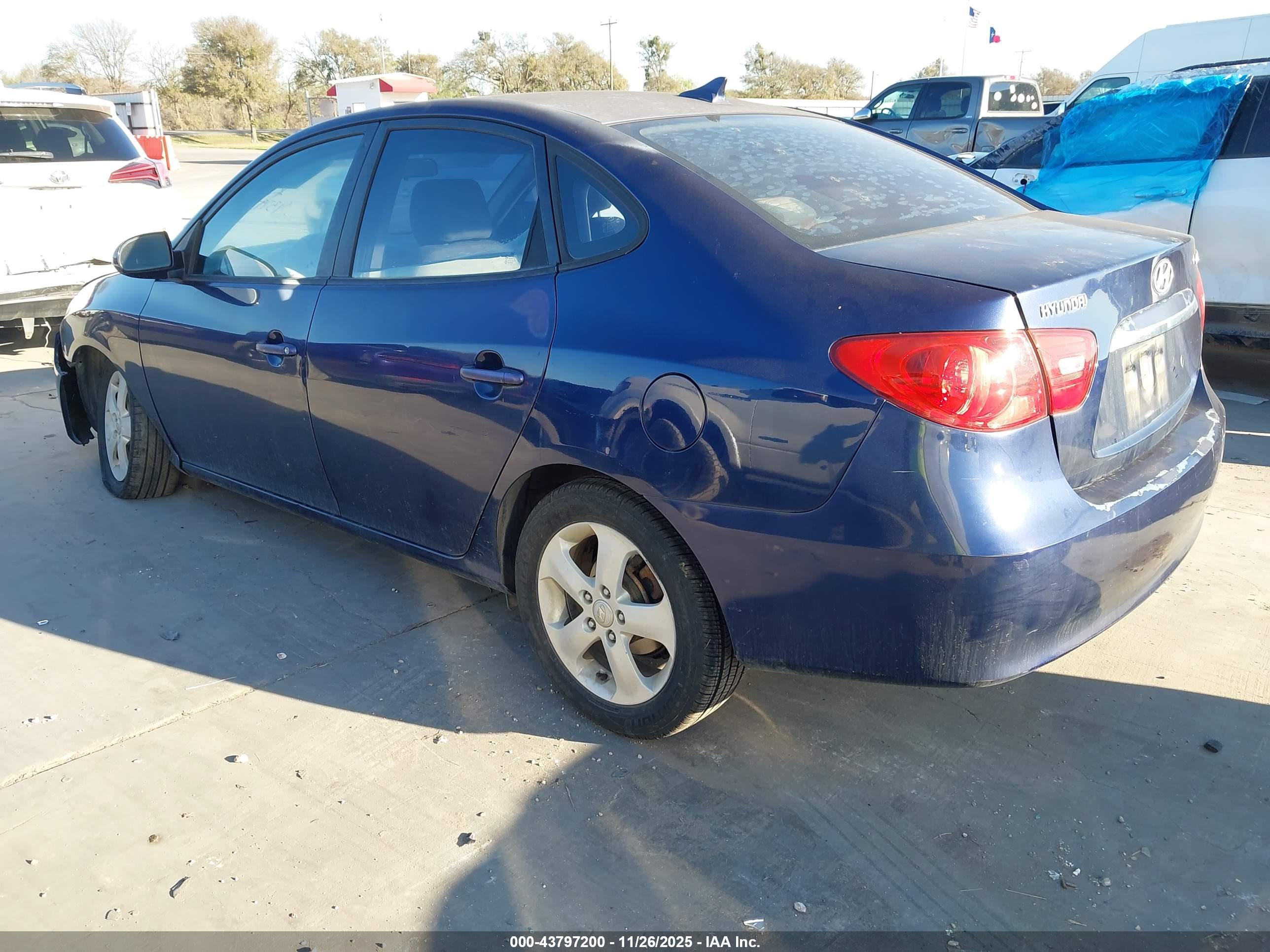 HYUNDAI ELANTRA image 3