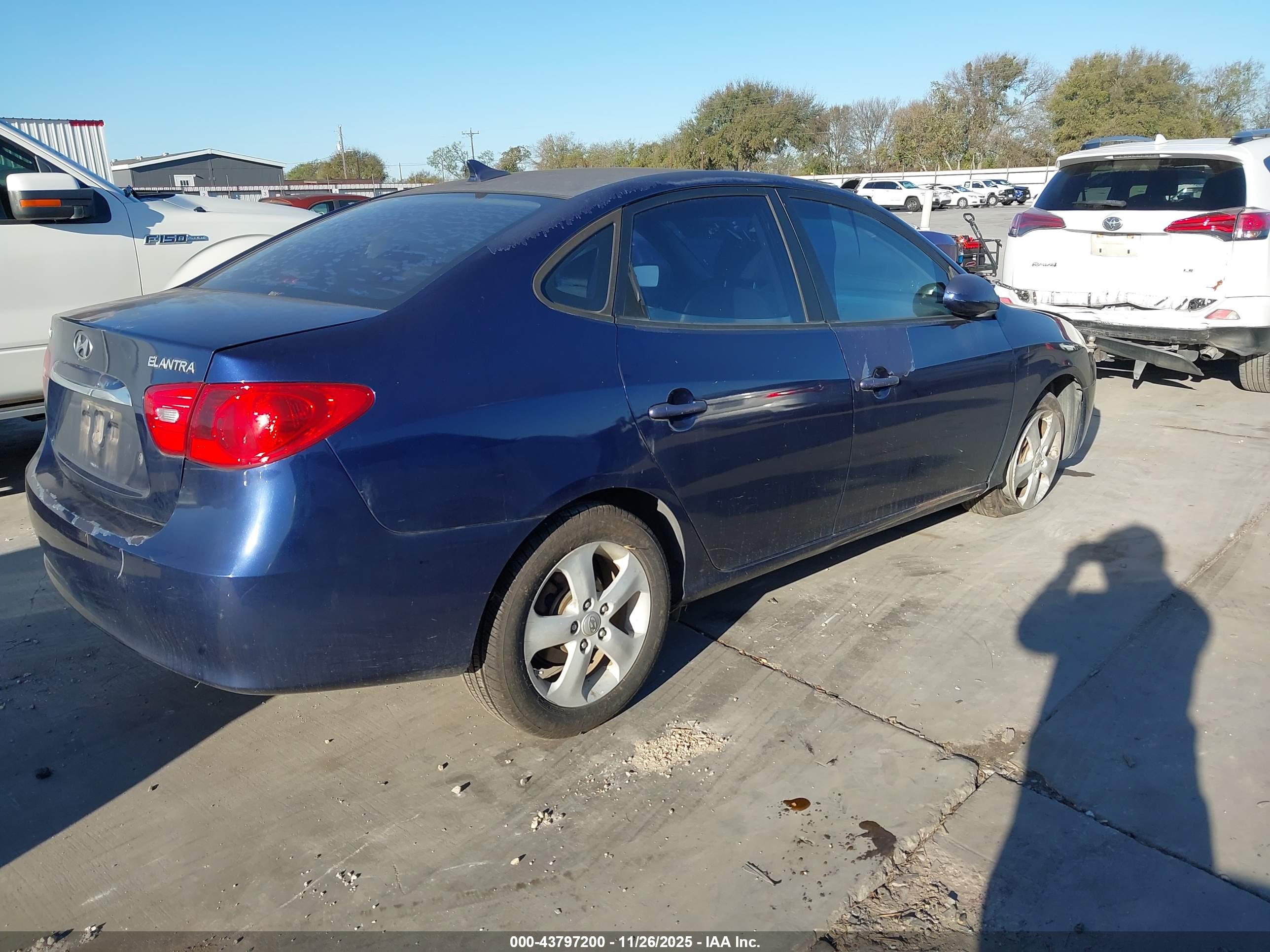 HYUNDAI ELANTRA image 4