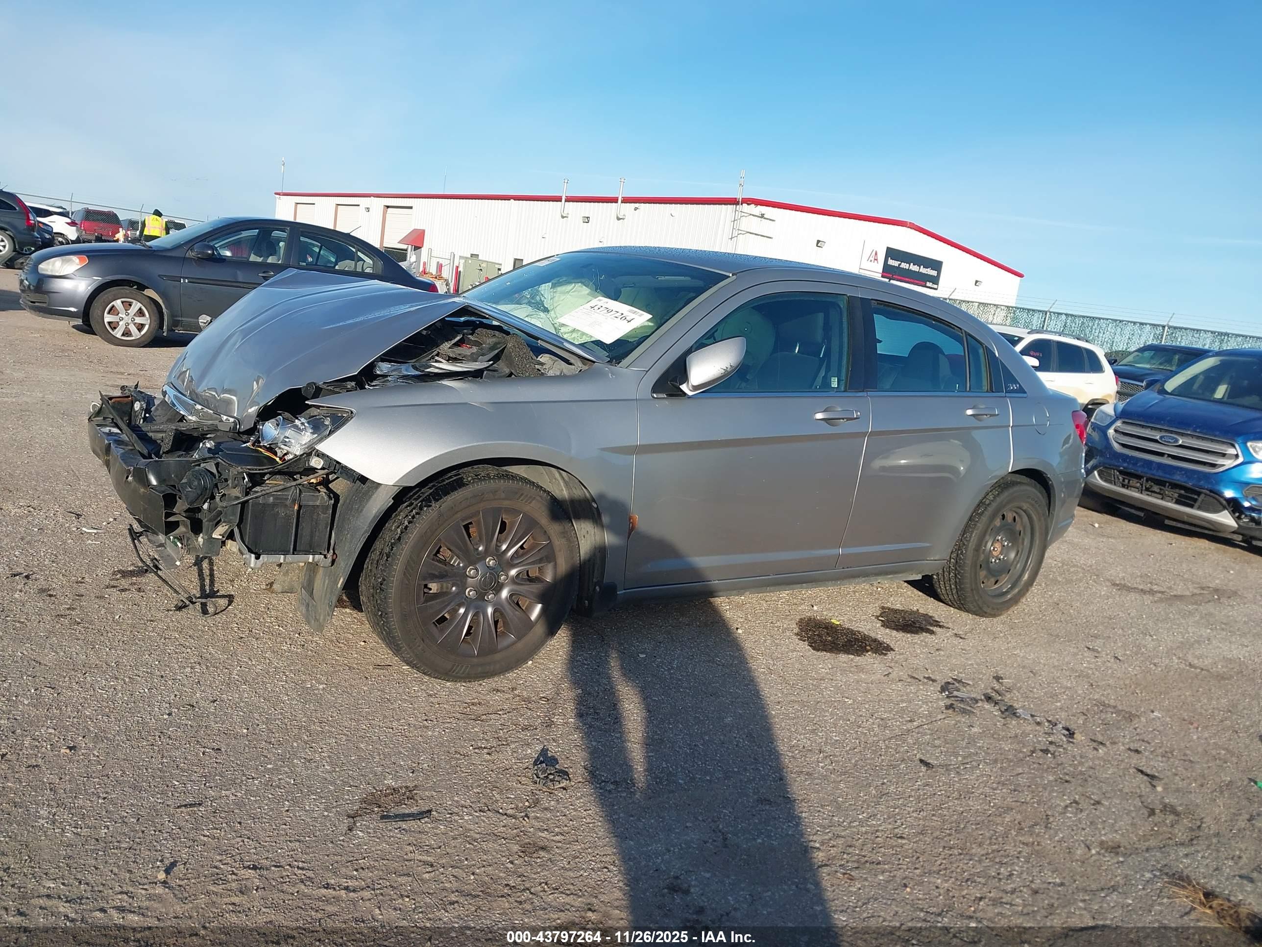 CHRYSLER 200 image 2