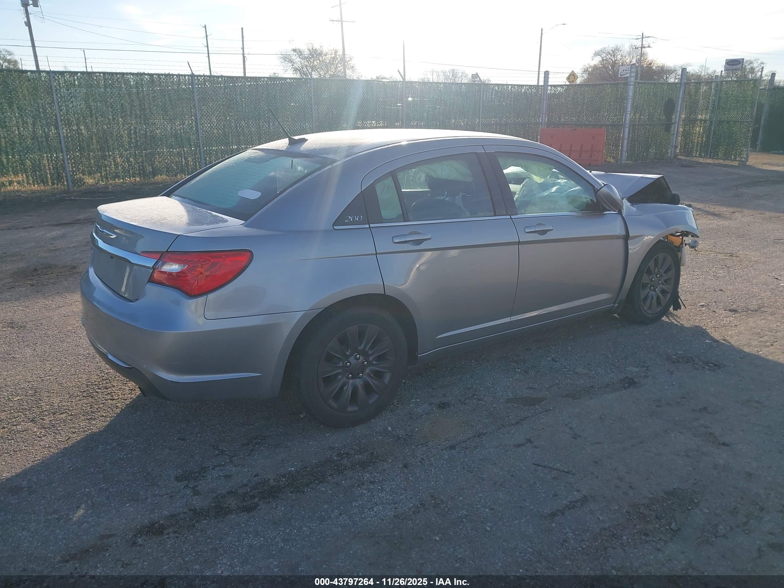 CHRYSLER 200 image 4