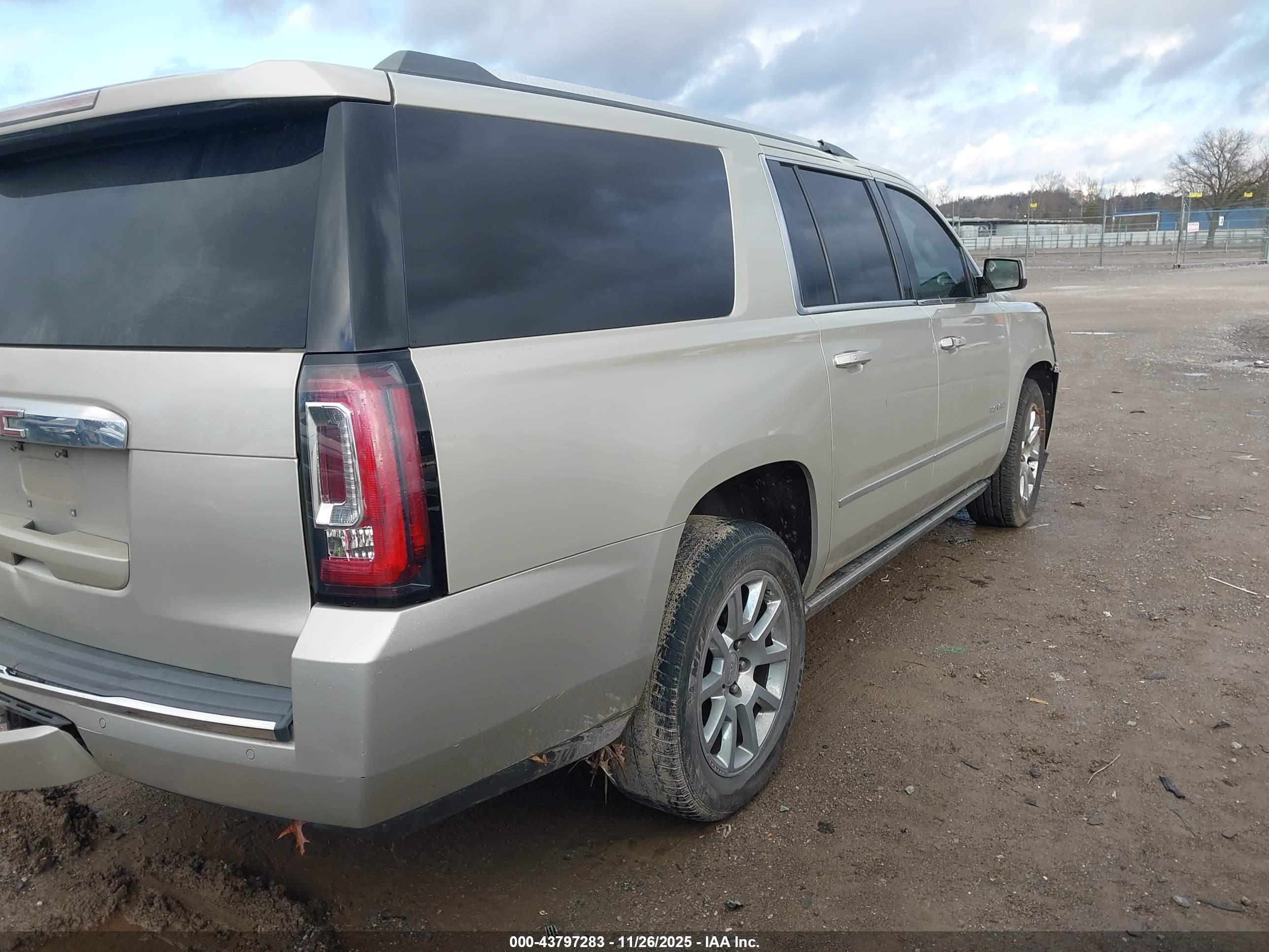 GMC YUKON image 4