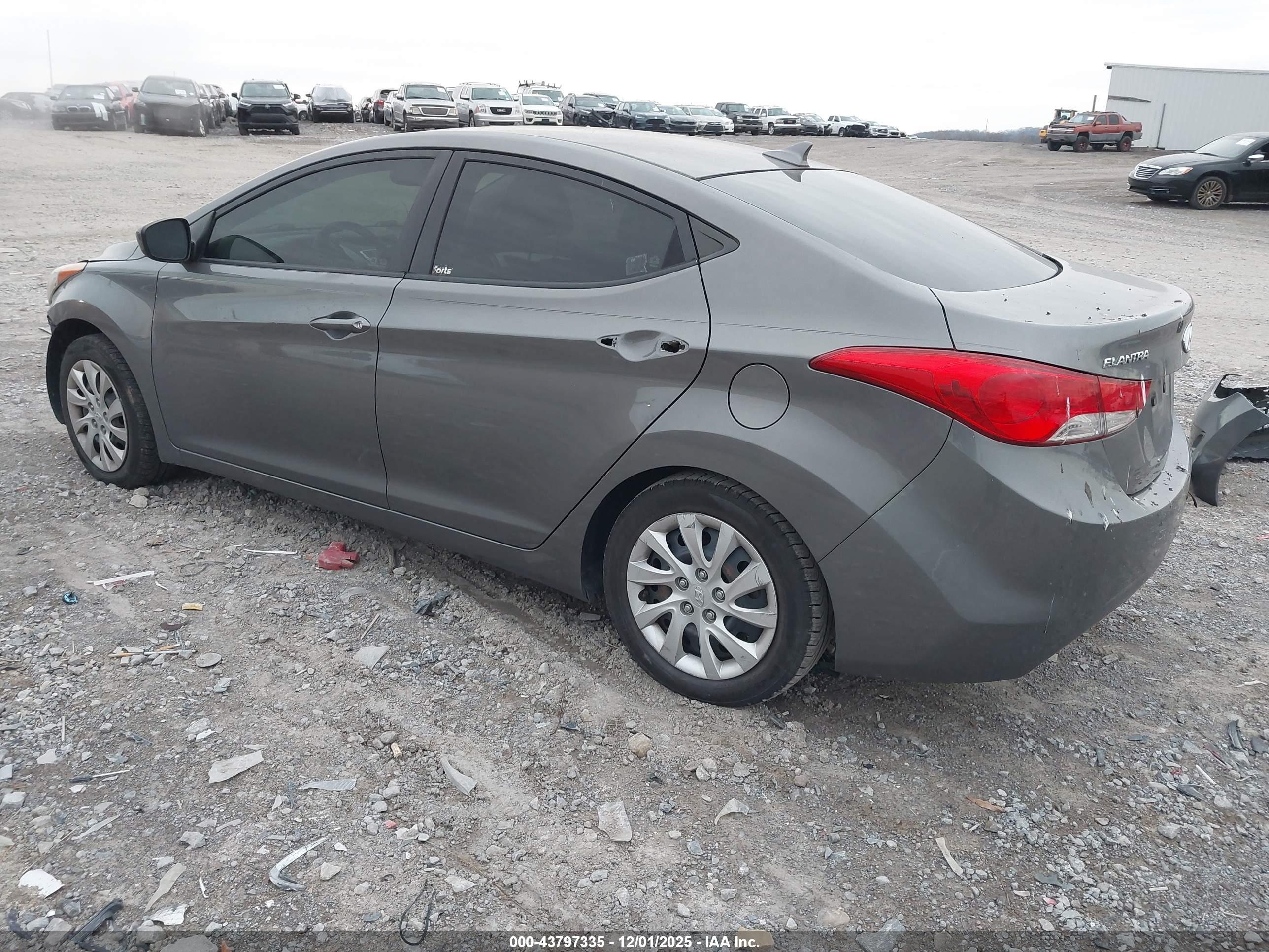 HYUNDAI ELANTRA image 3