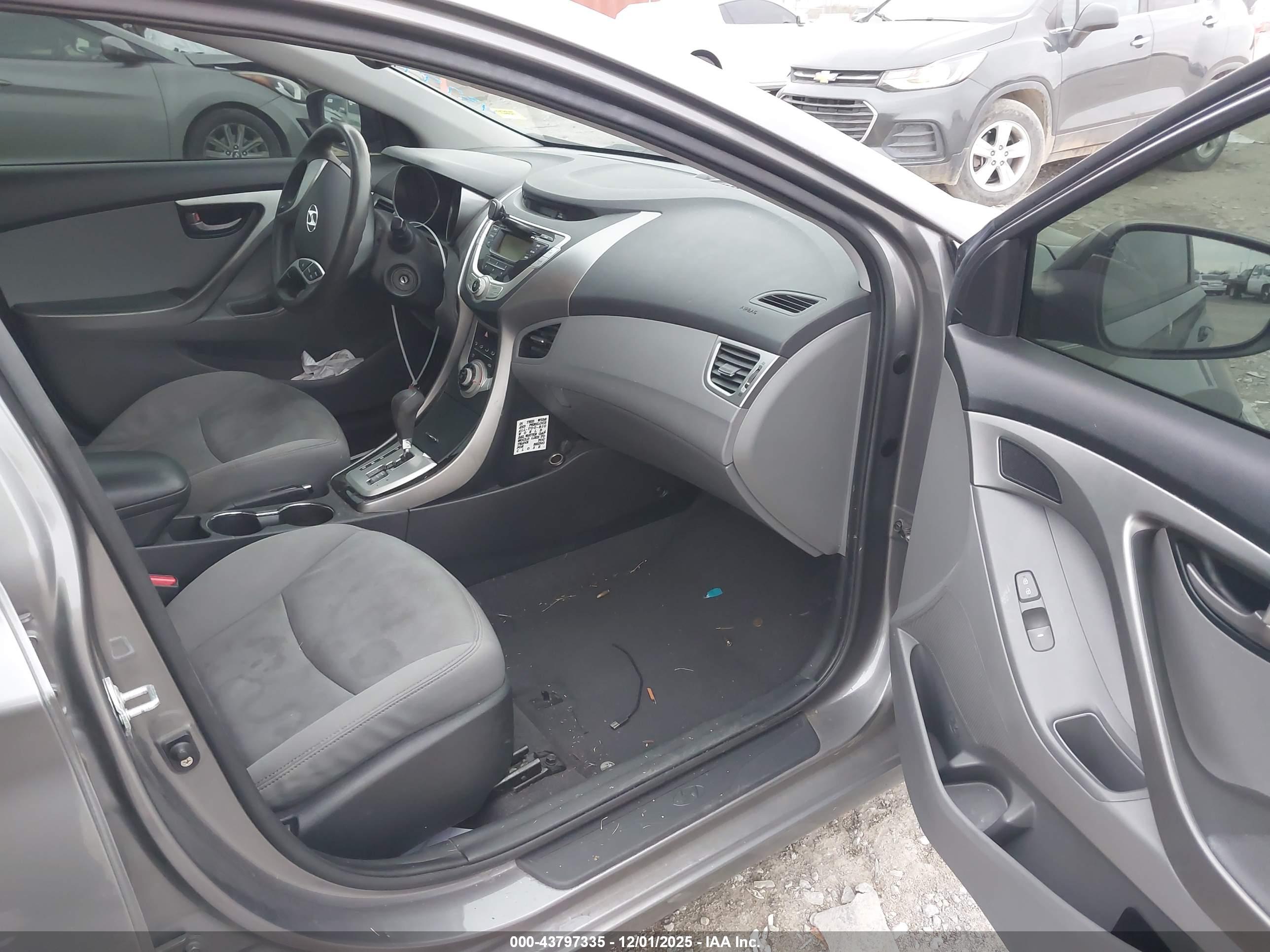 HYUNDAI ELANTRA image 5