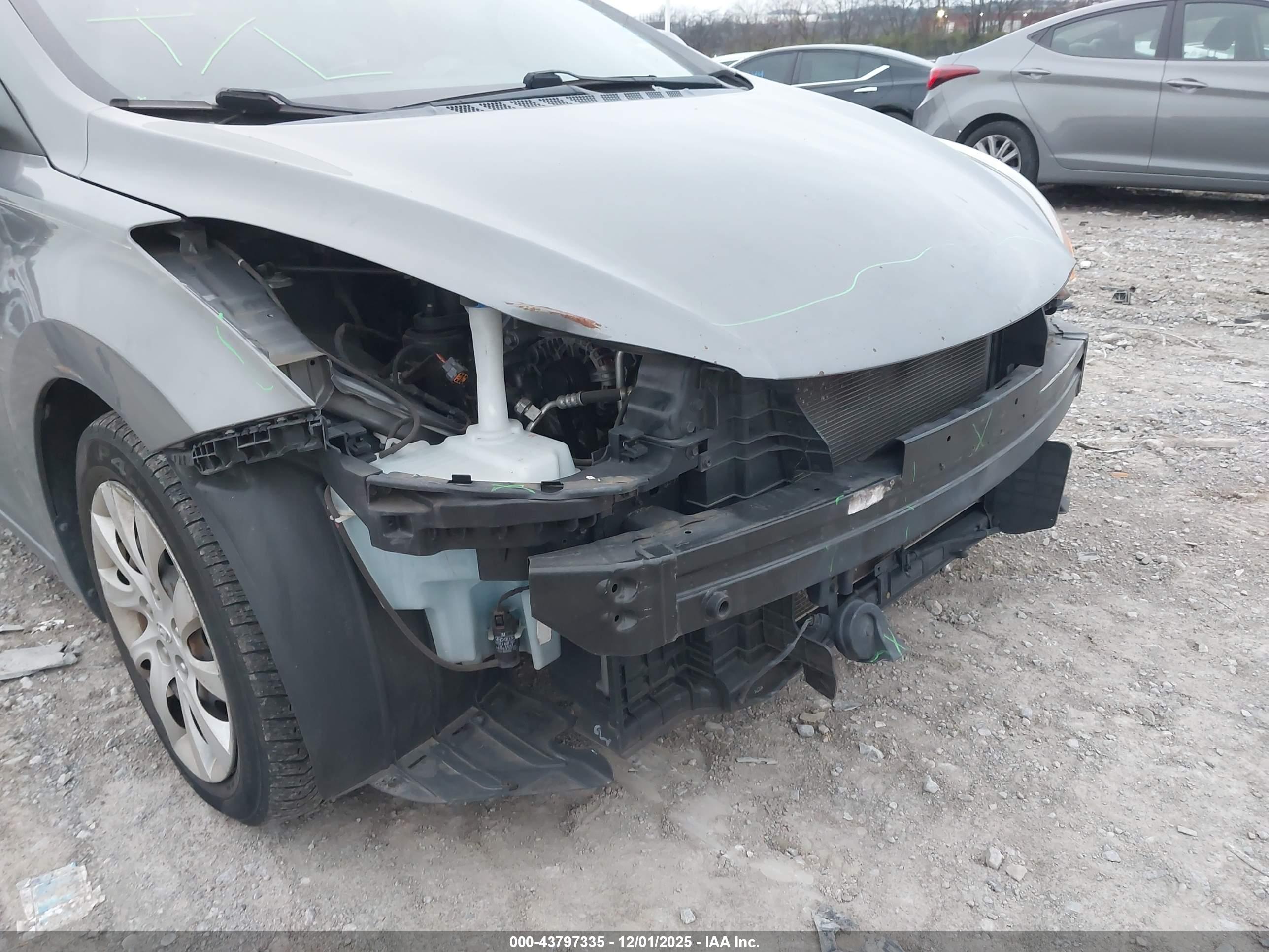 HYUNDAI ELANTRA image 6