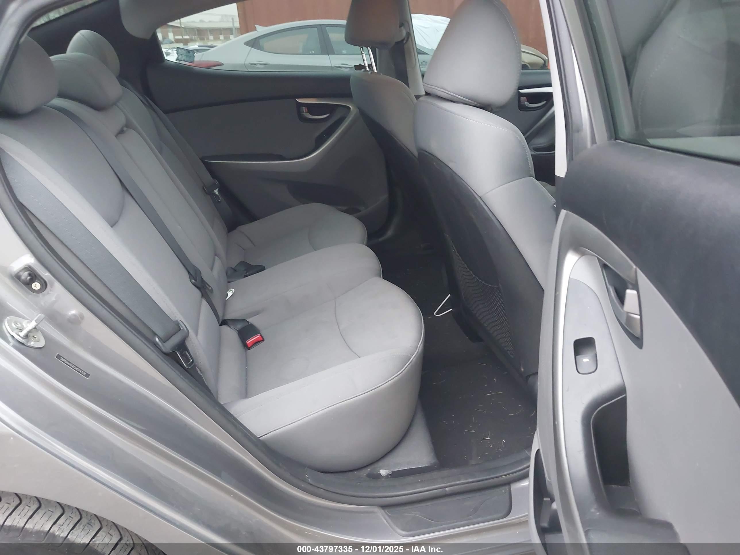 HYUNDAI ELANTRA image 8