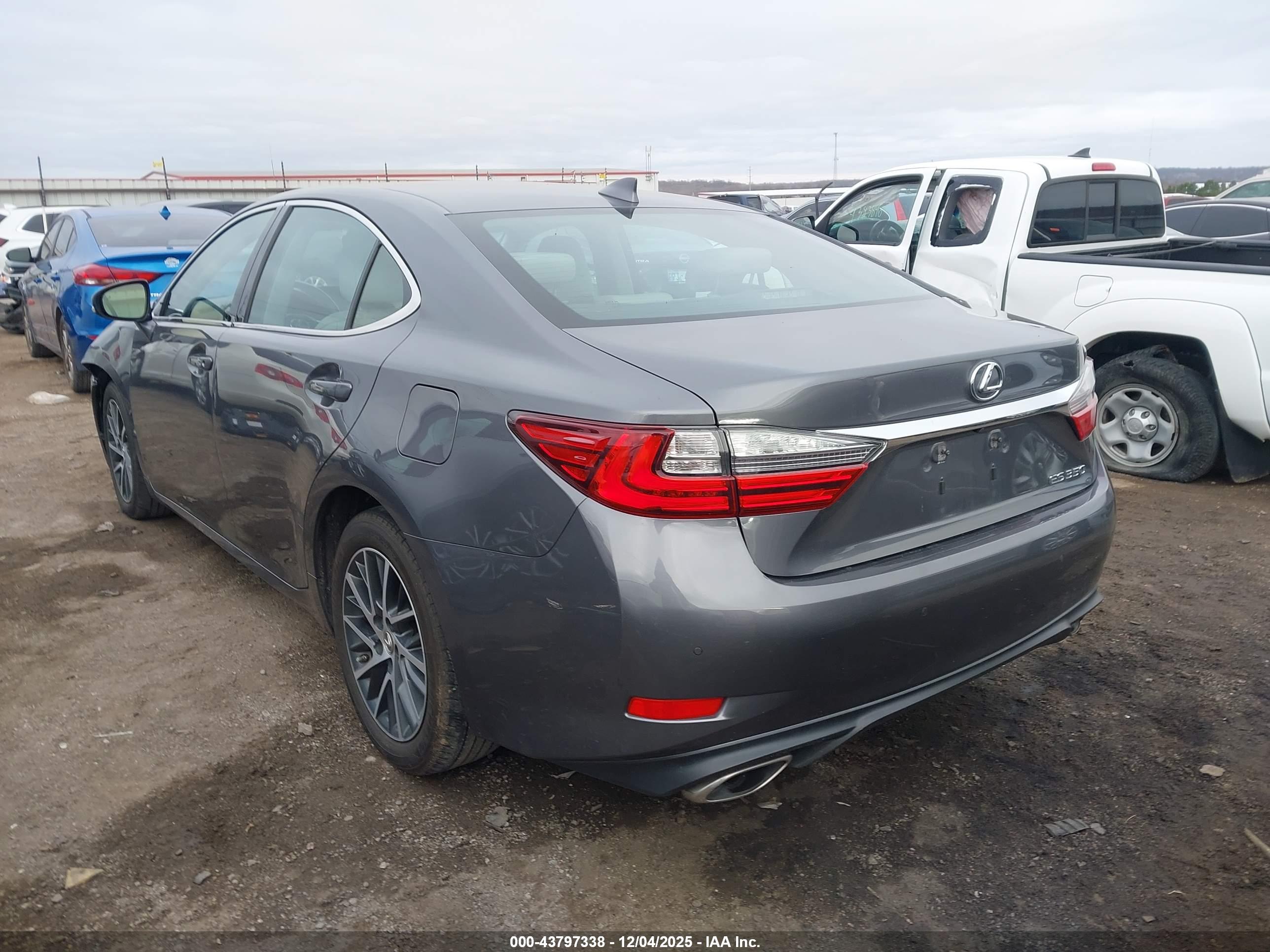 LEXUS ES image 3