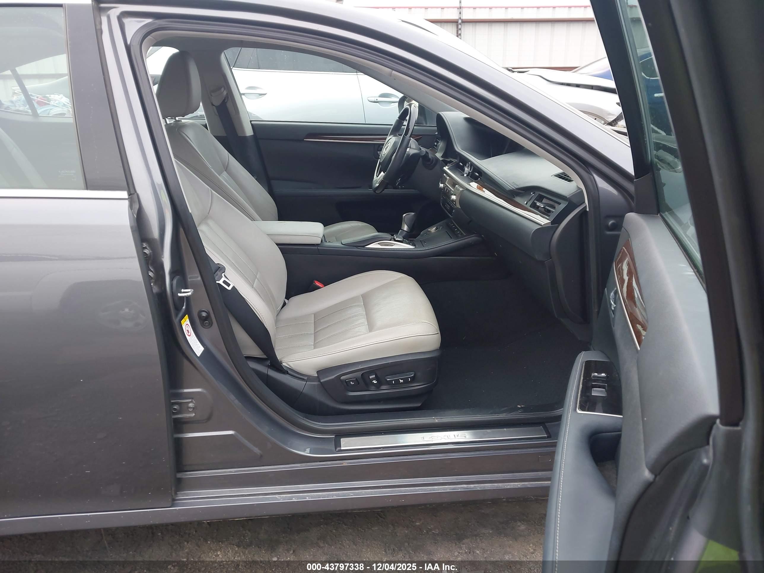 LEXUS ES image 5