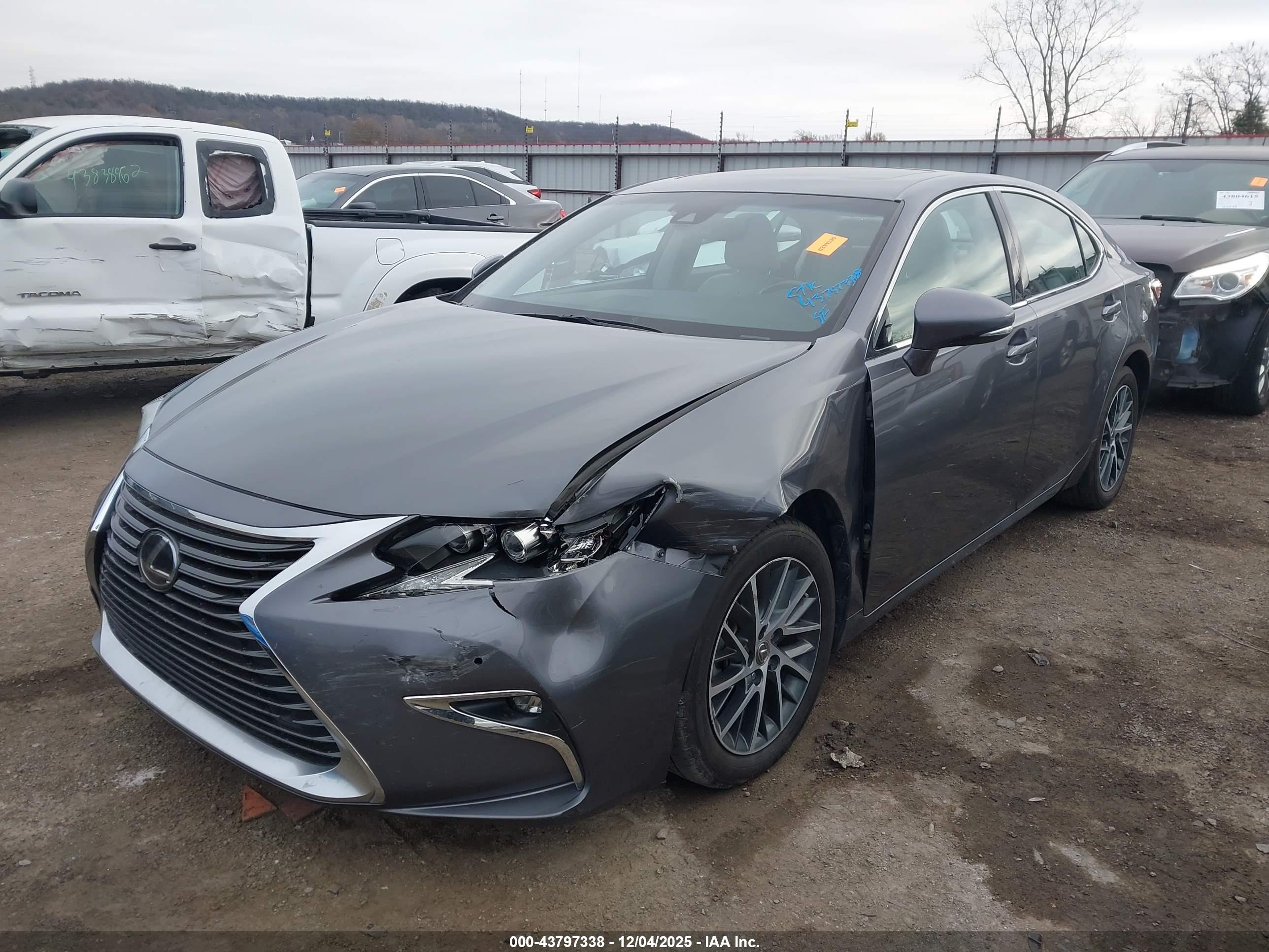 LEXUS ES image 6