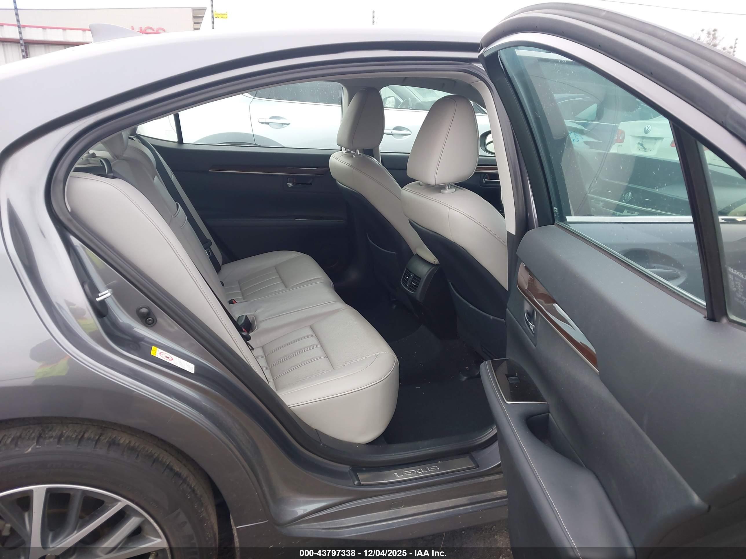 LEXUS ES image 8