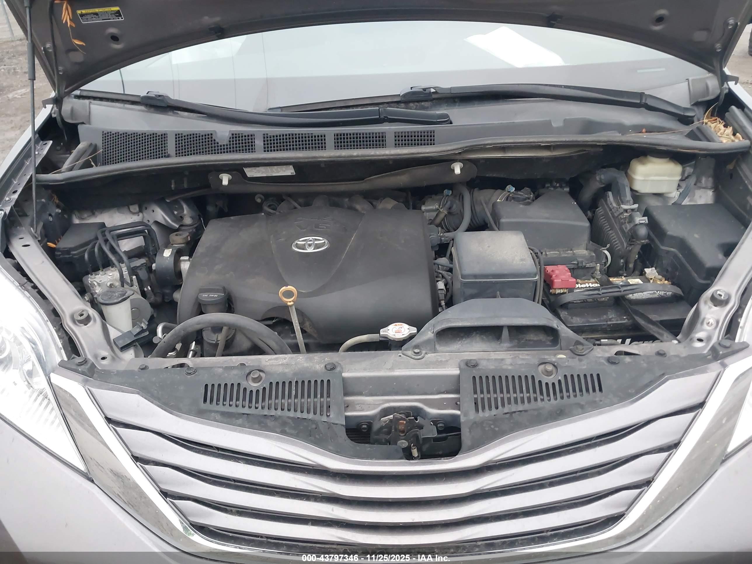 TOYOTA SIENNA image 10