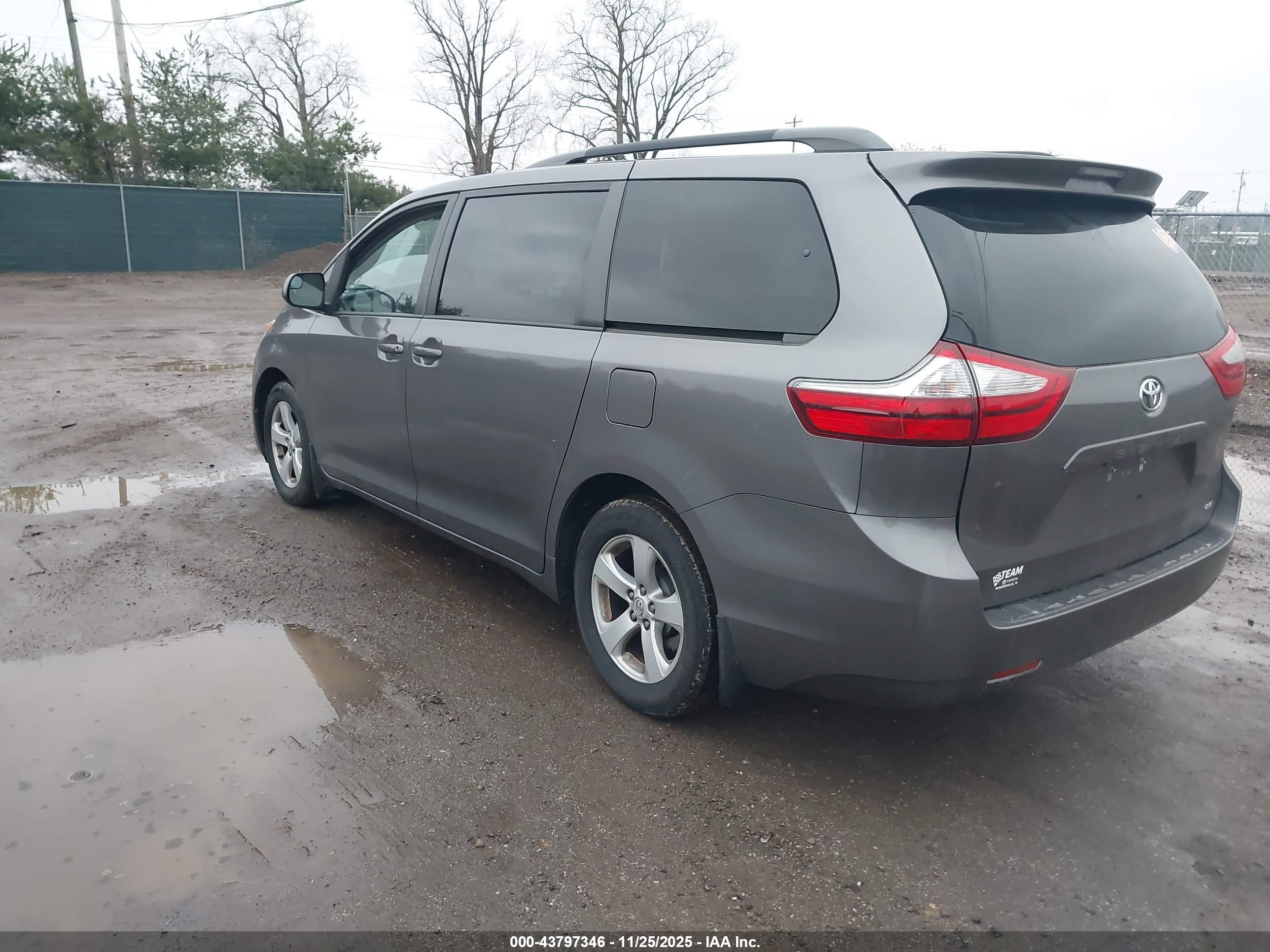 TOYOTA SIENNA image 3