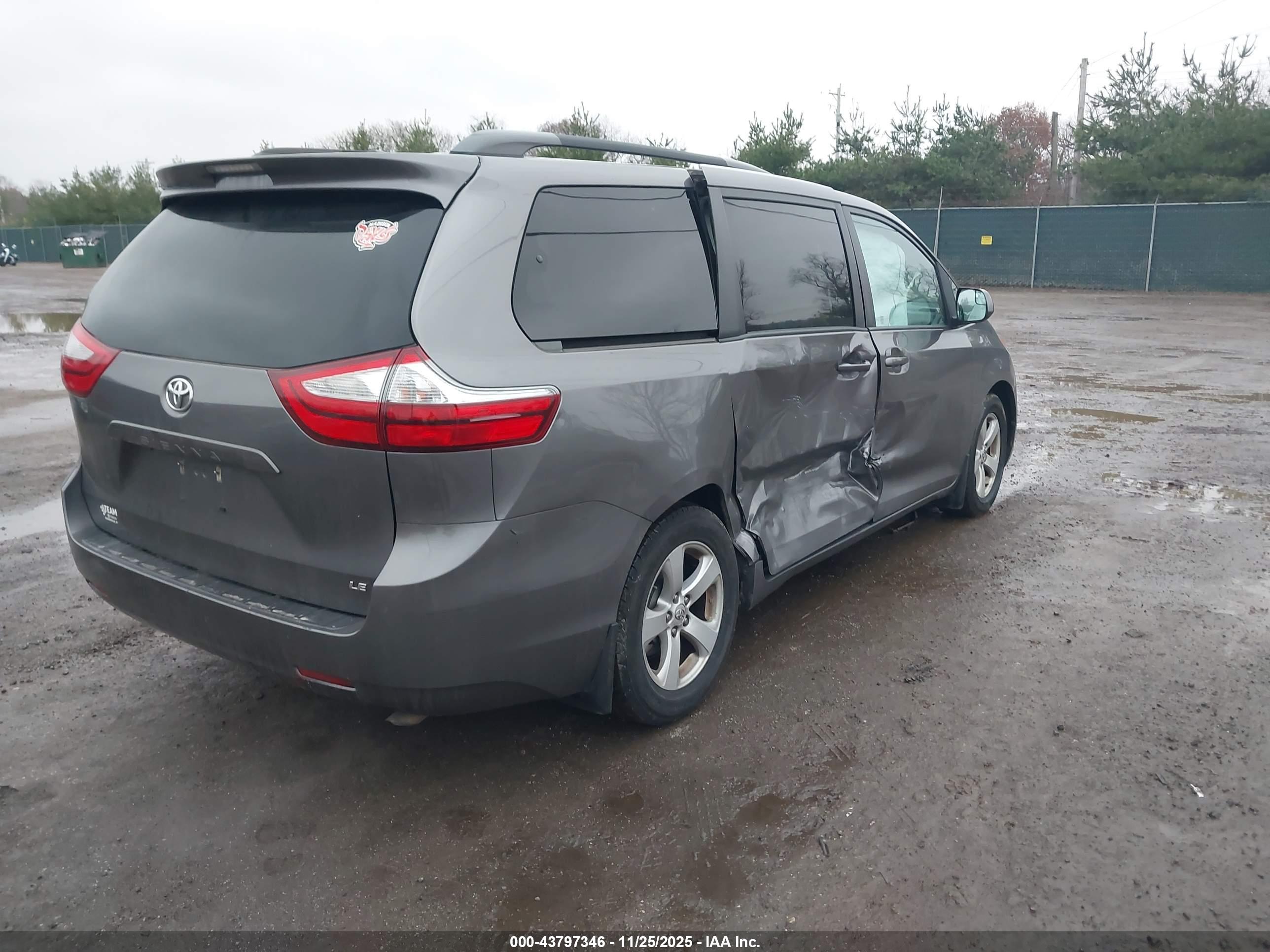 TOYOTA SIENNA image 4
