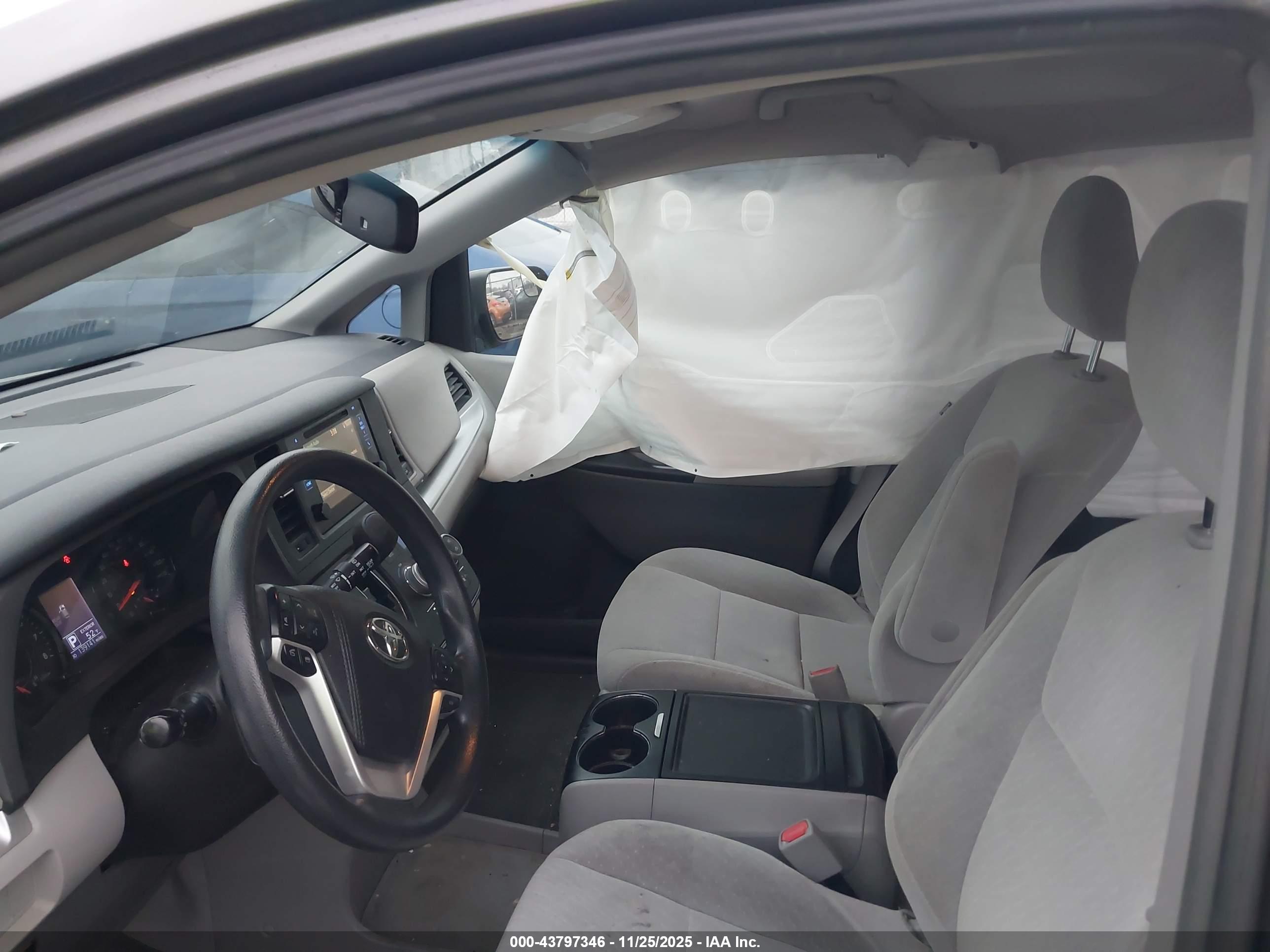 TOYOTA SIENNA image 5