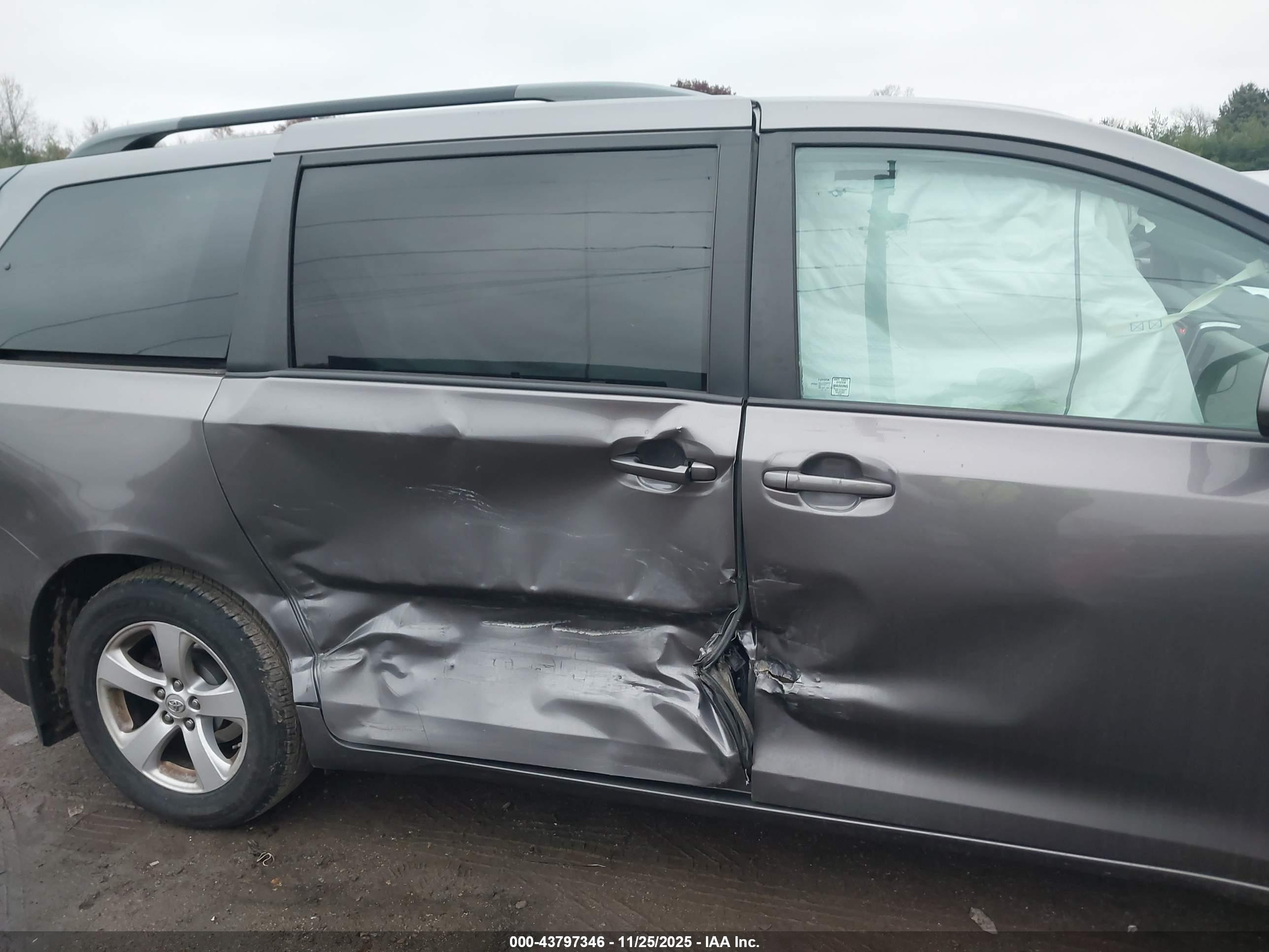 TOYOTA SIENNA image 6