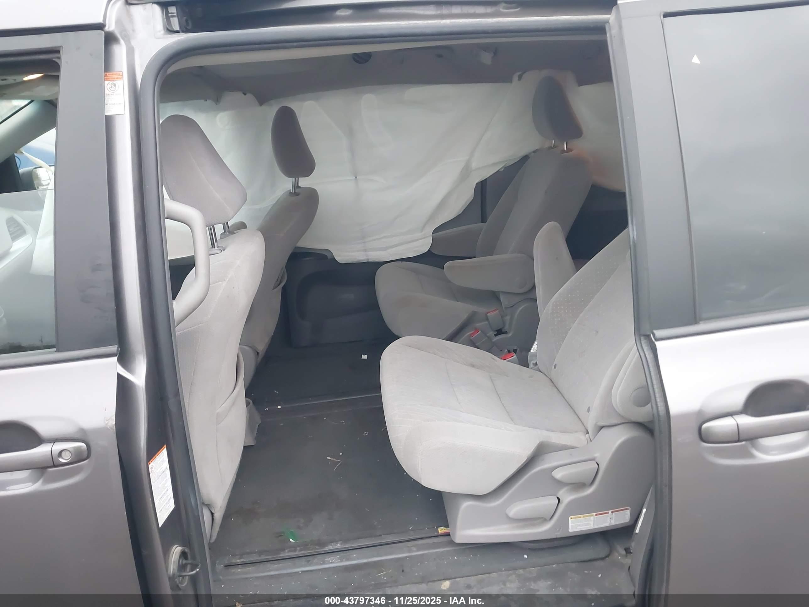 TOYOTA SIENNA image 8