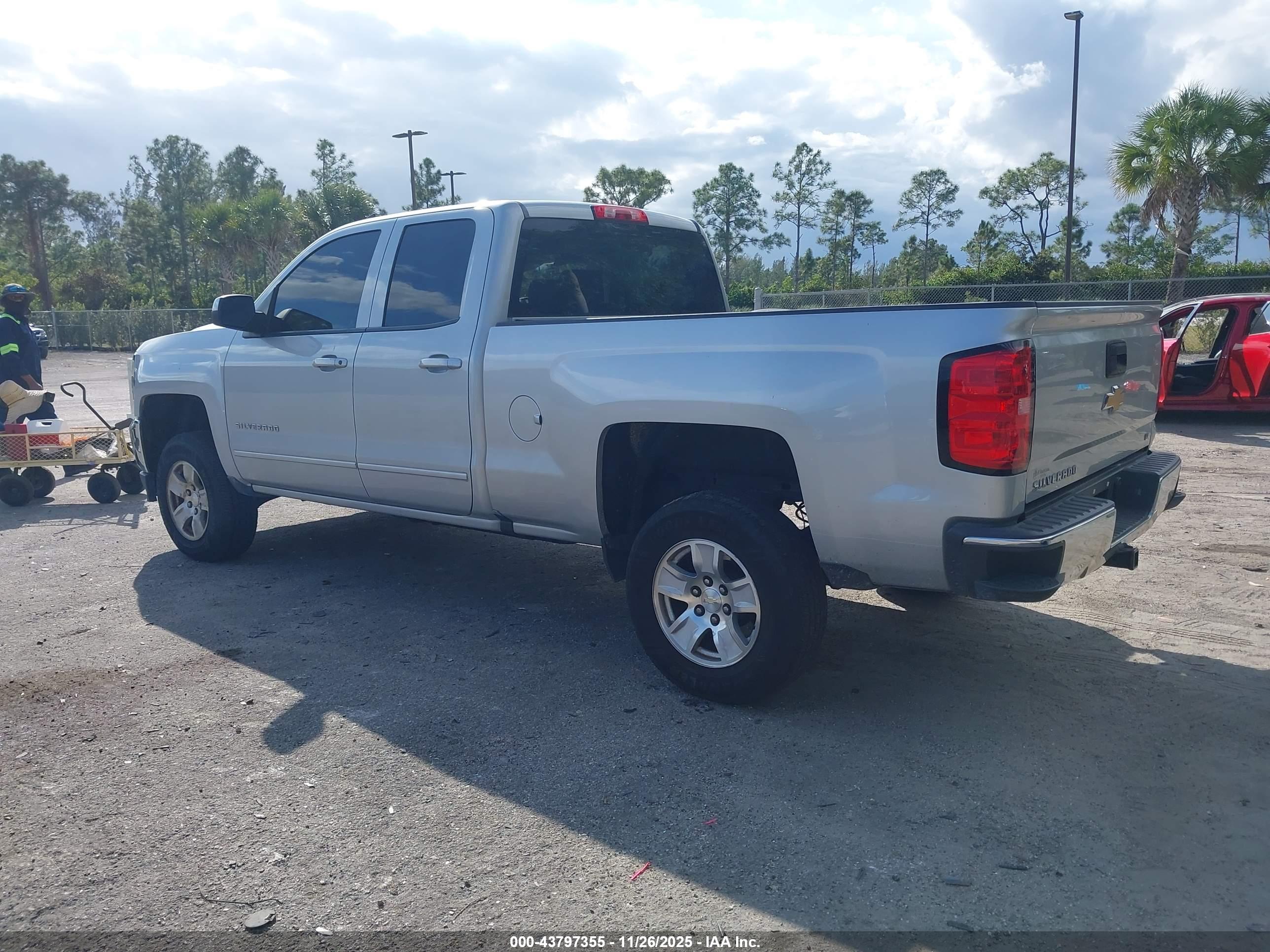 CHEVROLET SILVERADO image 3