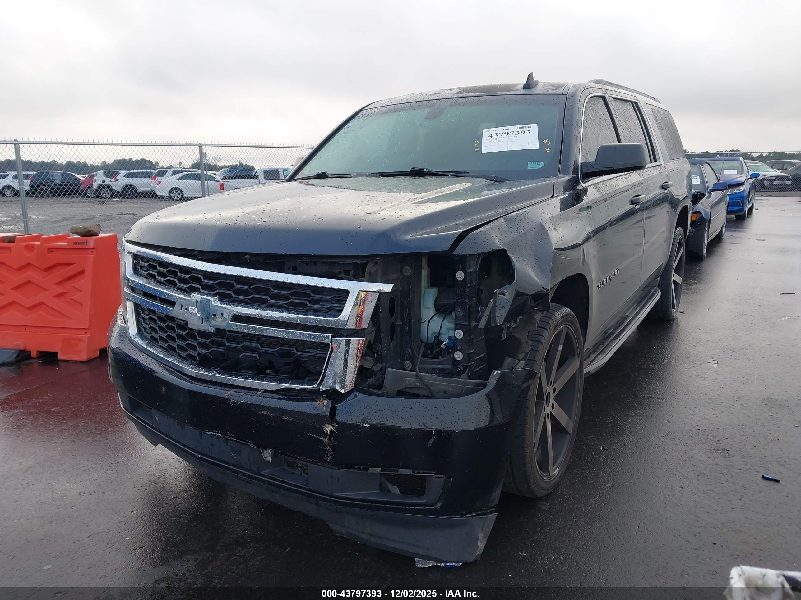 CHEVROLET SUBURBAN image 6