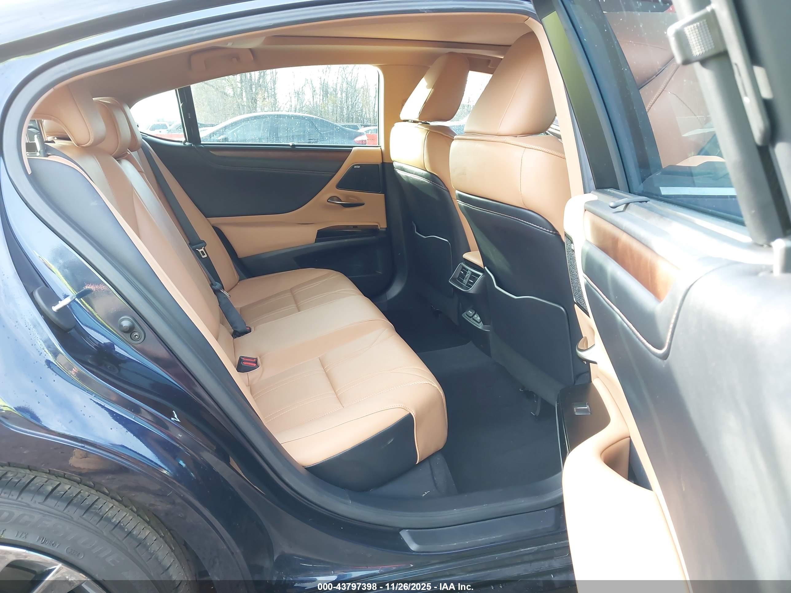 LEXUS ES image 8
