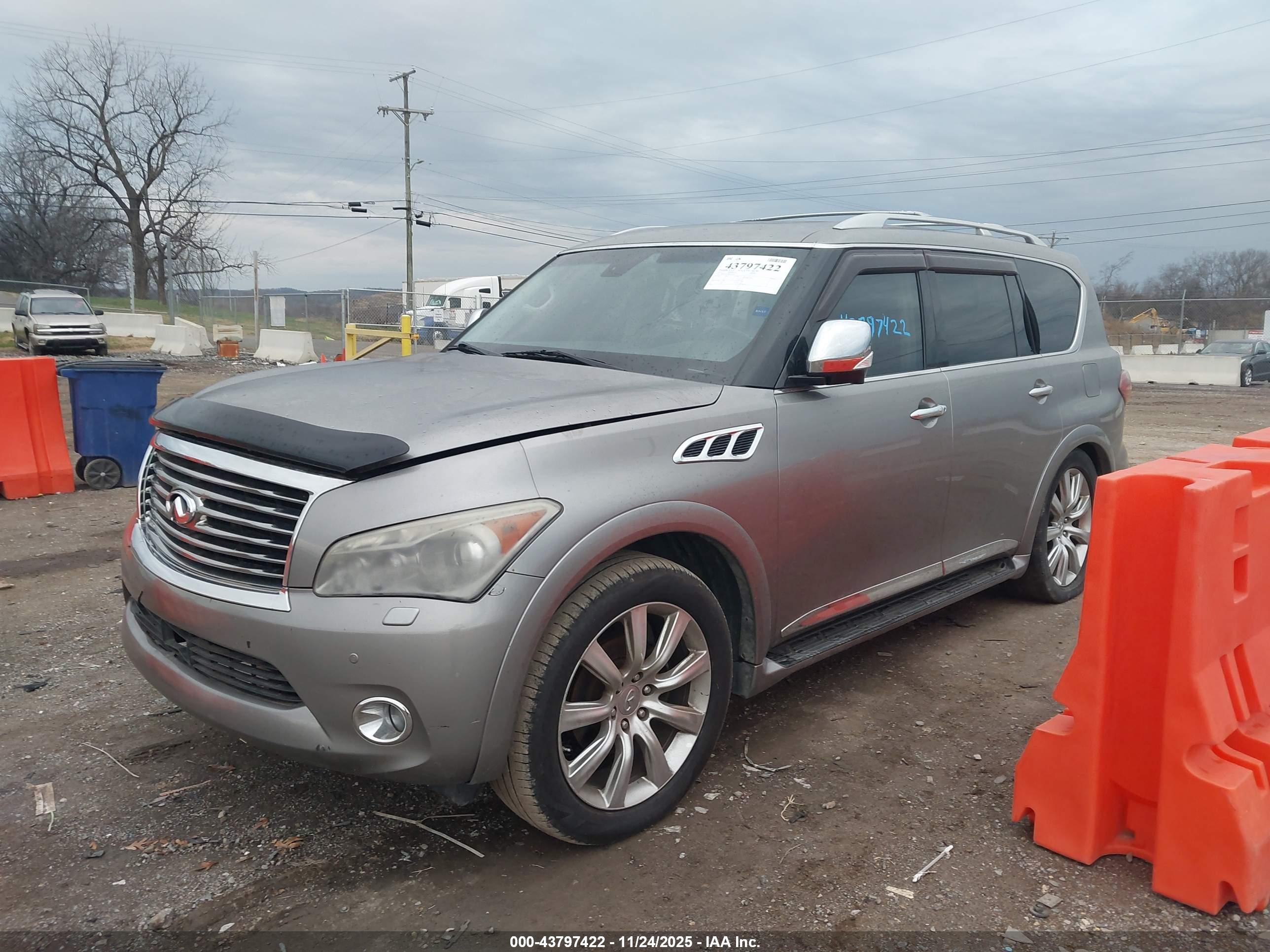 INFINITI QX56 image 2