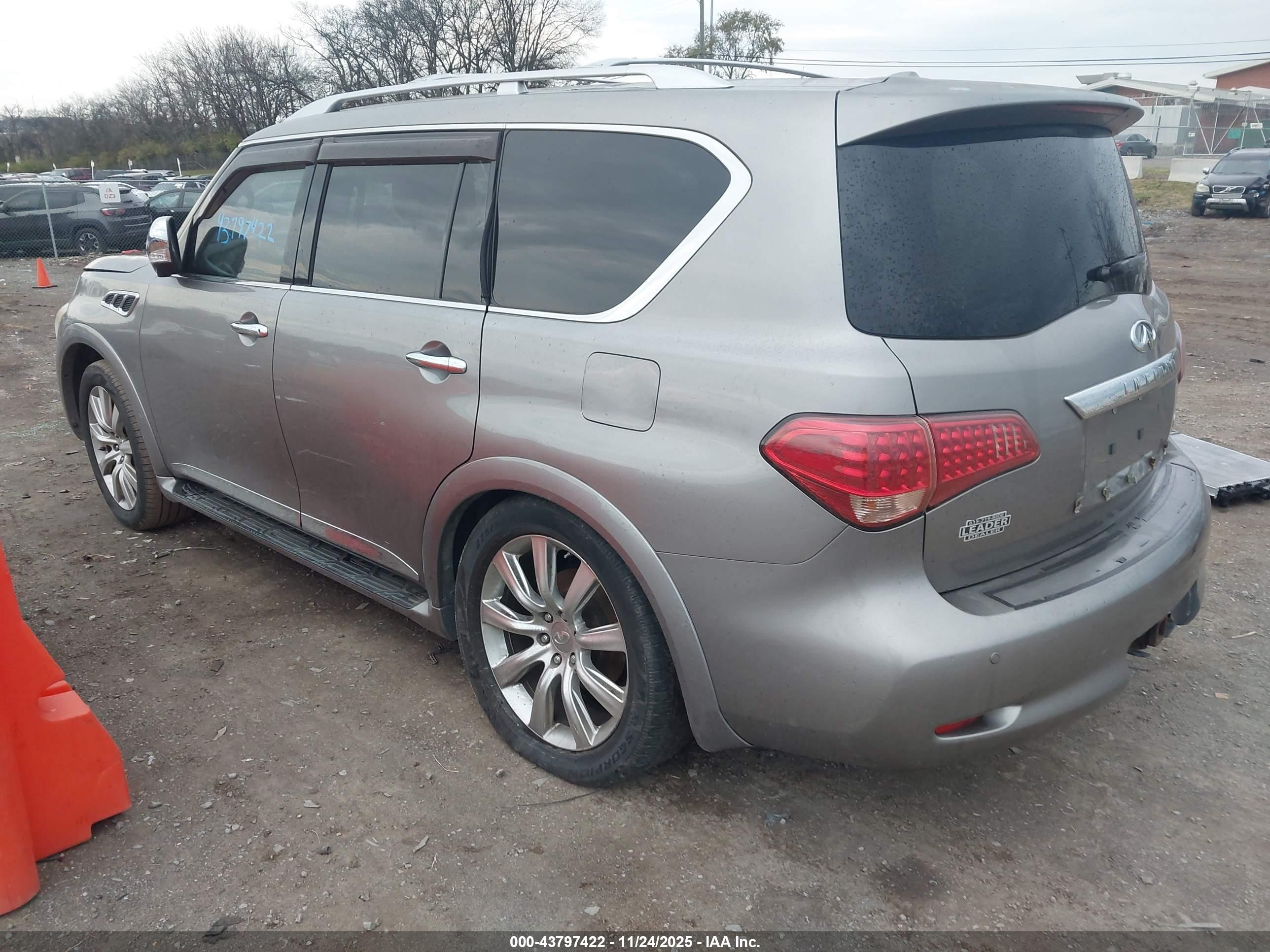 INFINITI QX56 image 3