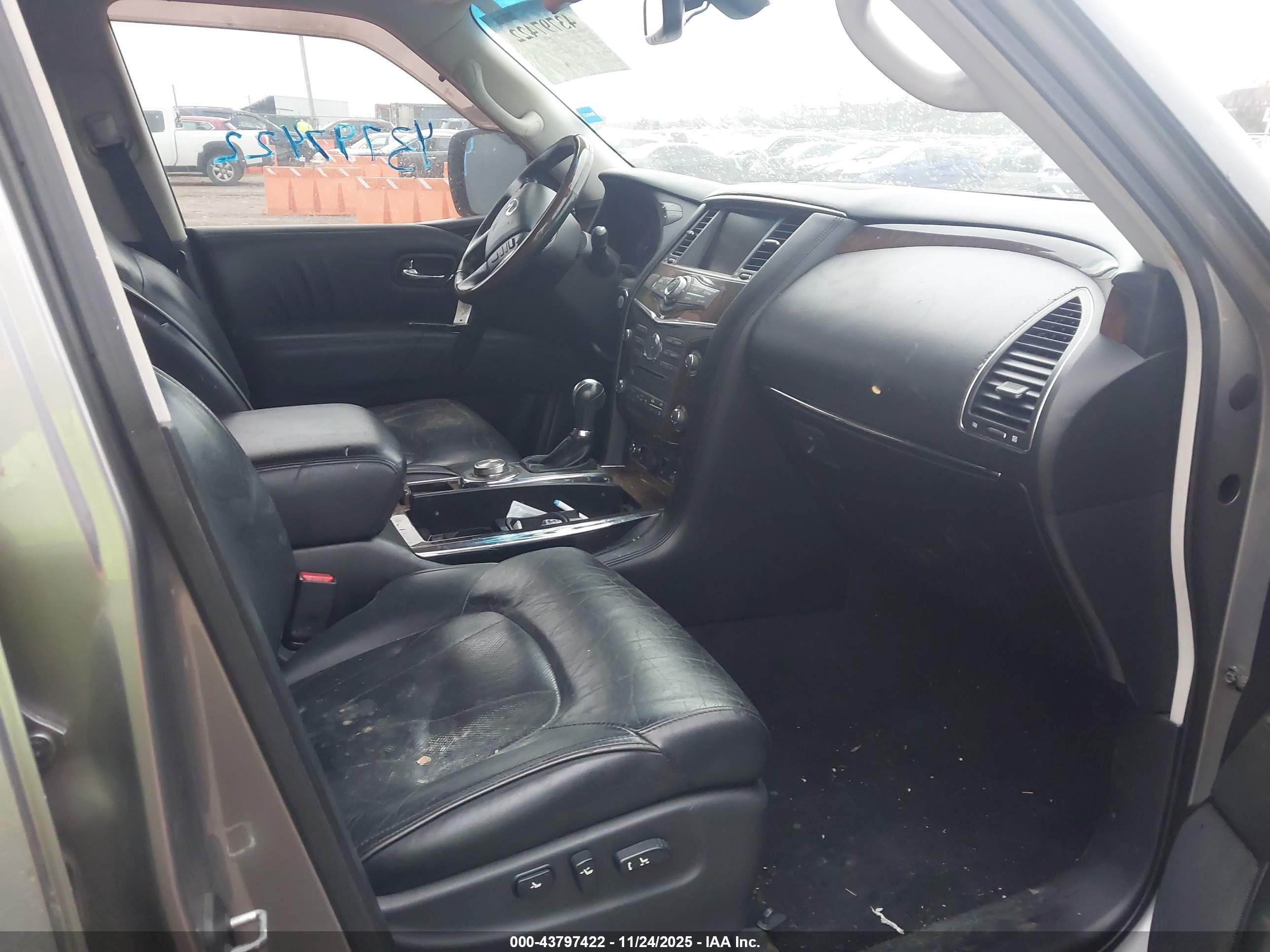 INFINITI QX56 image 5