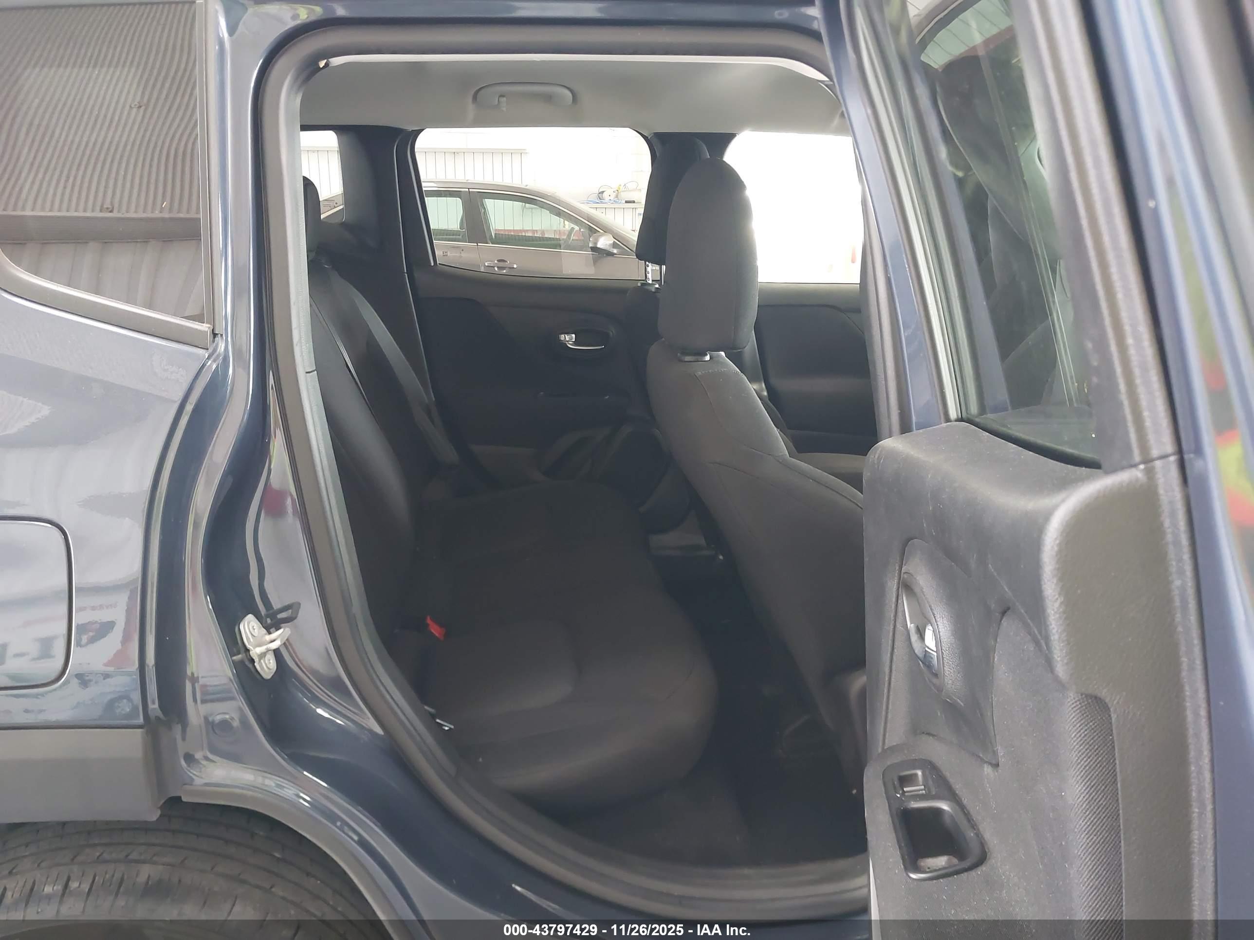 JEEP RENEGADE image 8