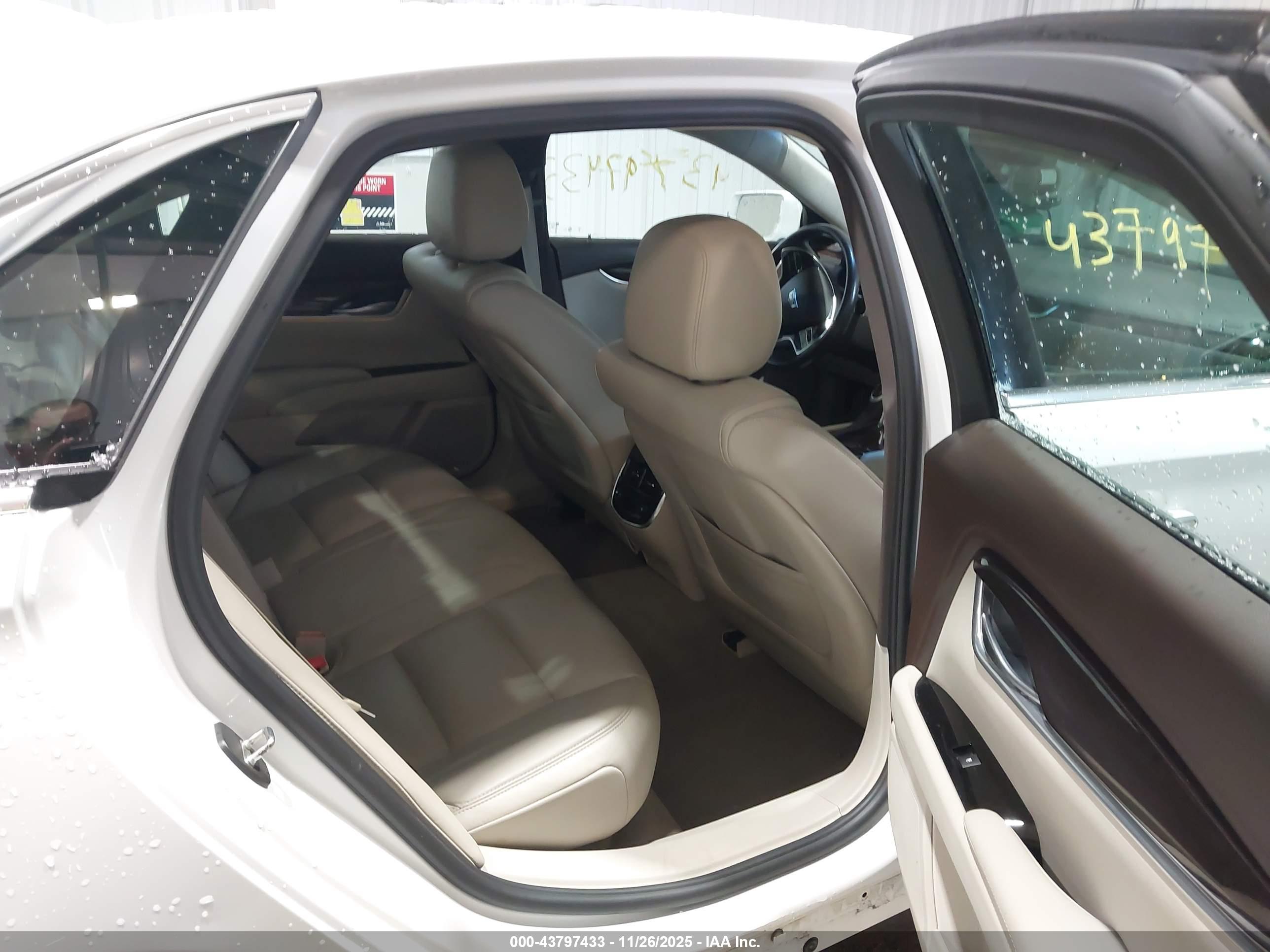 CADILLAC XTS image 8