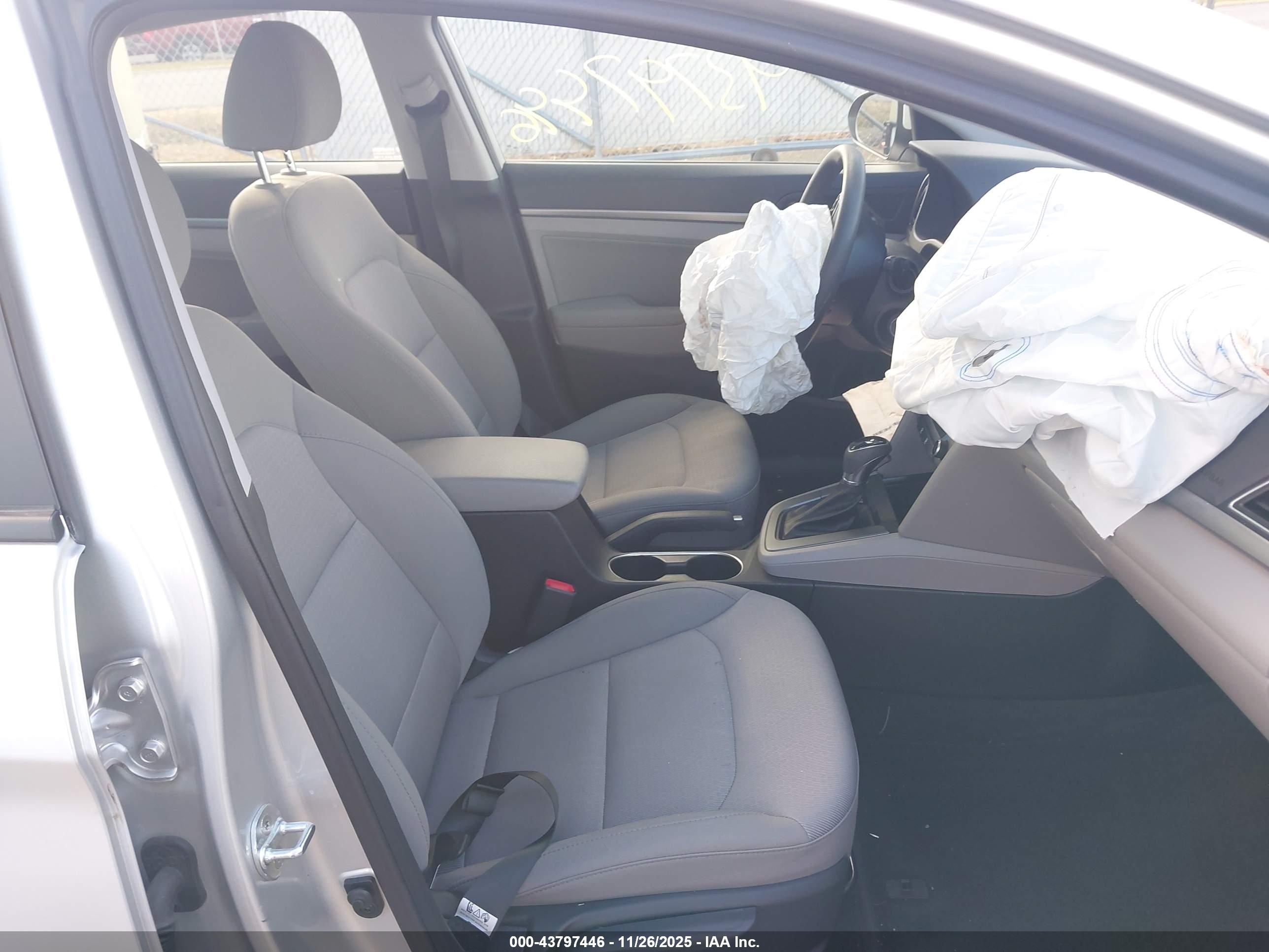 HYUNDAI ELANTRA image 5