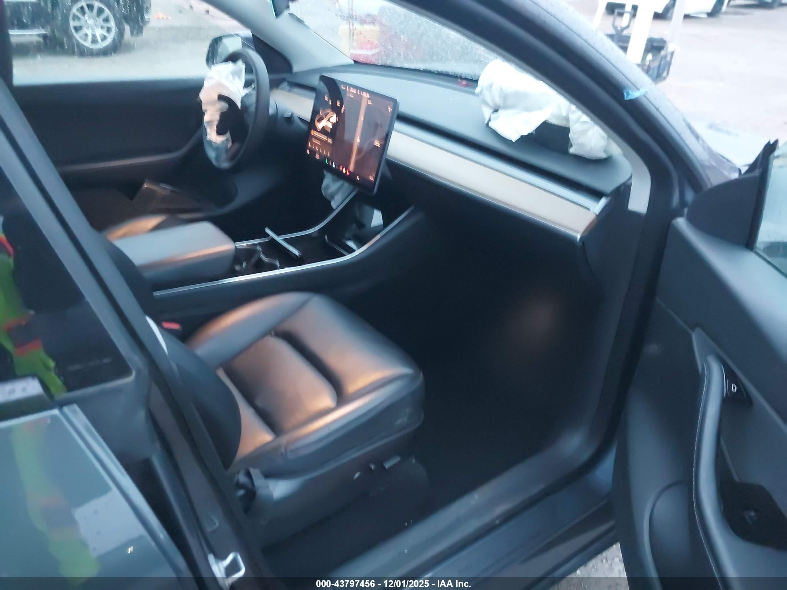 TESLA MODEL image 5