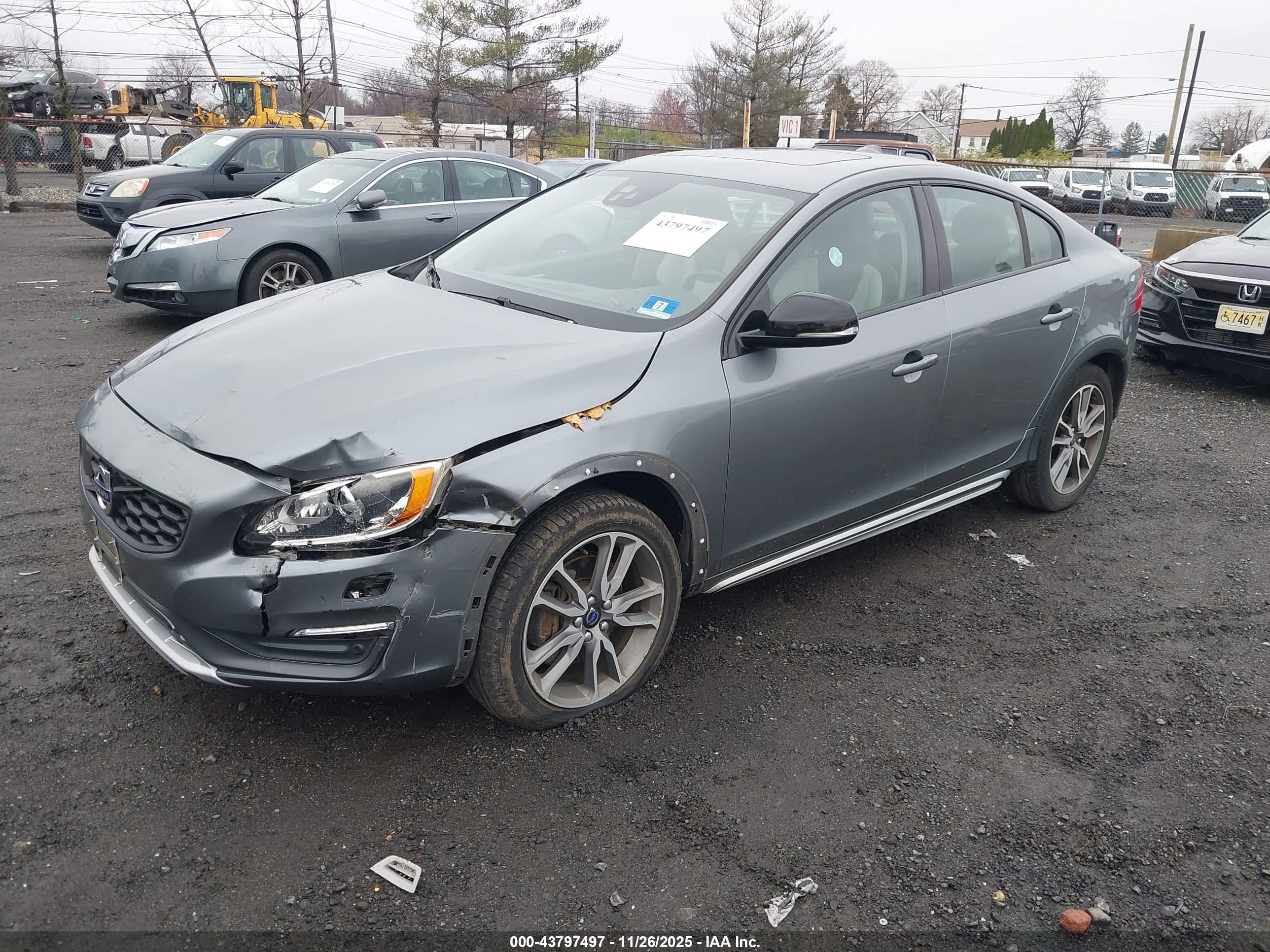 VOLVO S60 image 2
