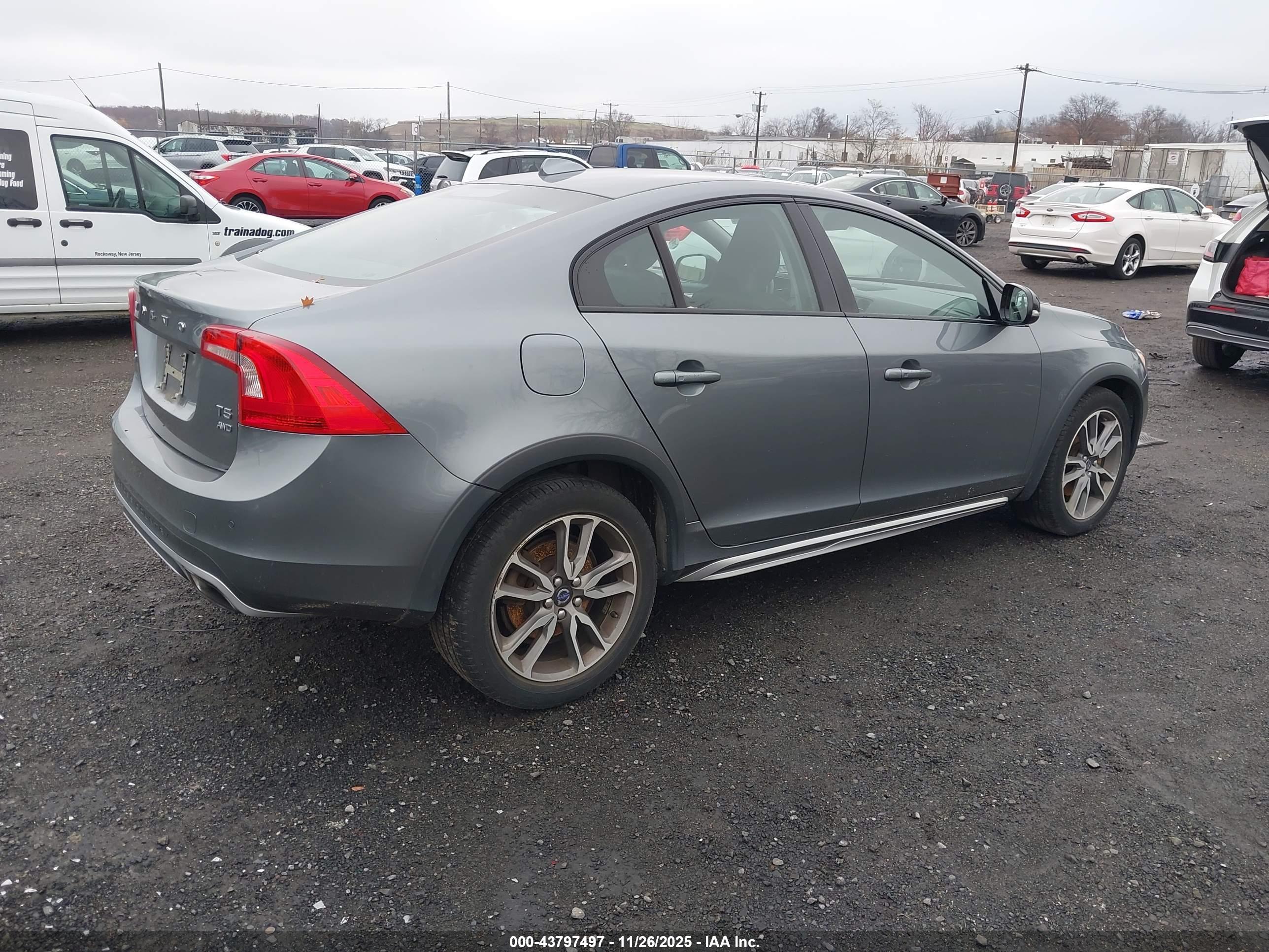 VOLVO S60 image 4