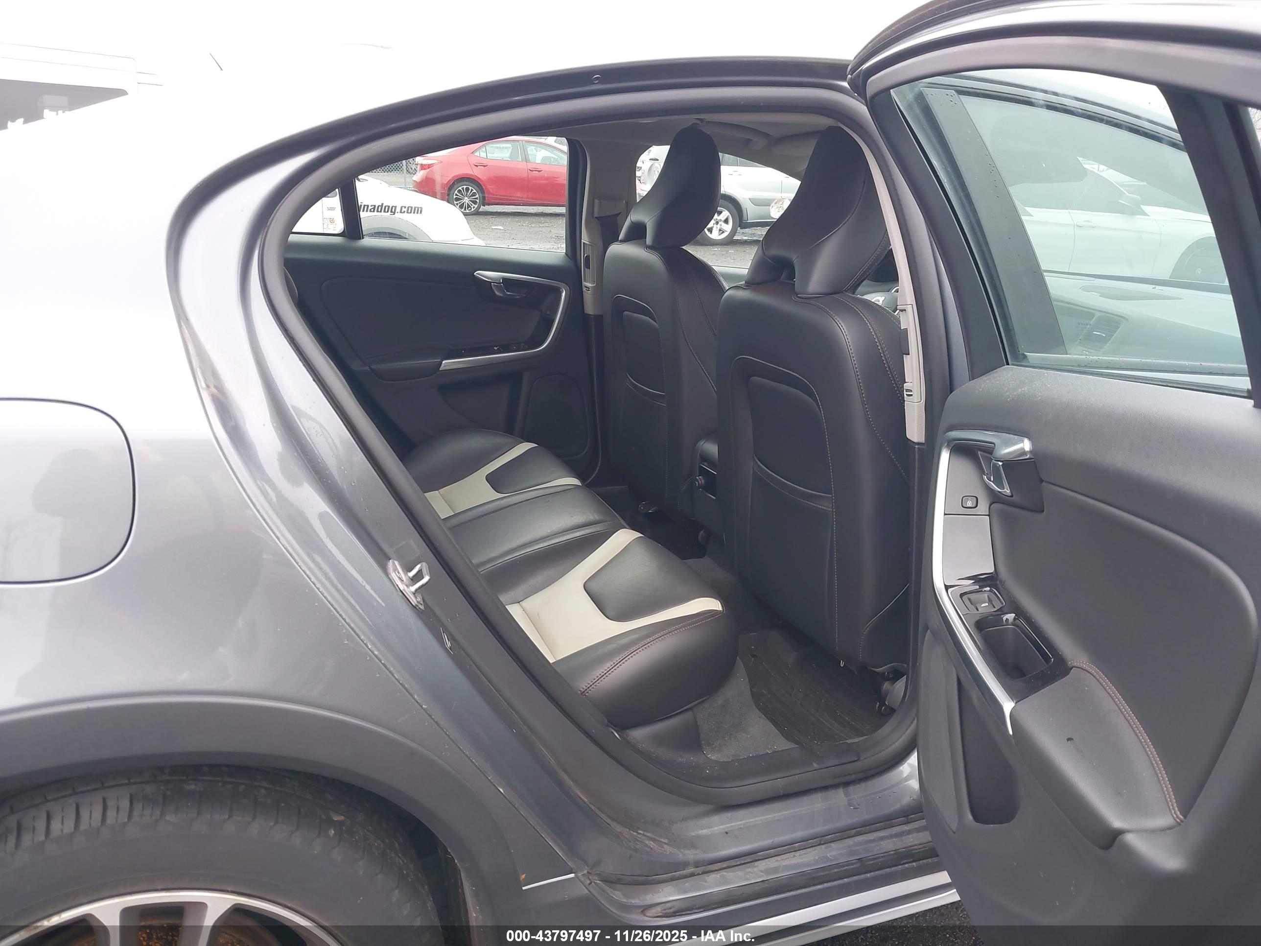 VOLVO S60 image 8