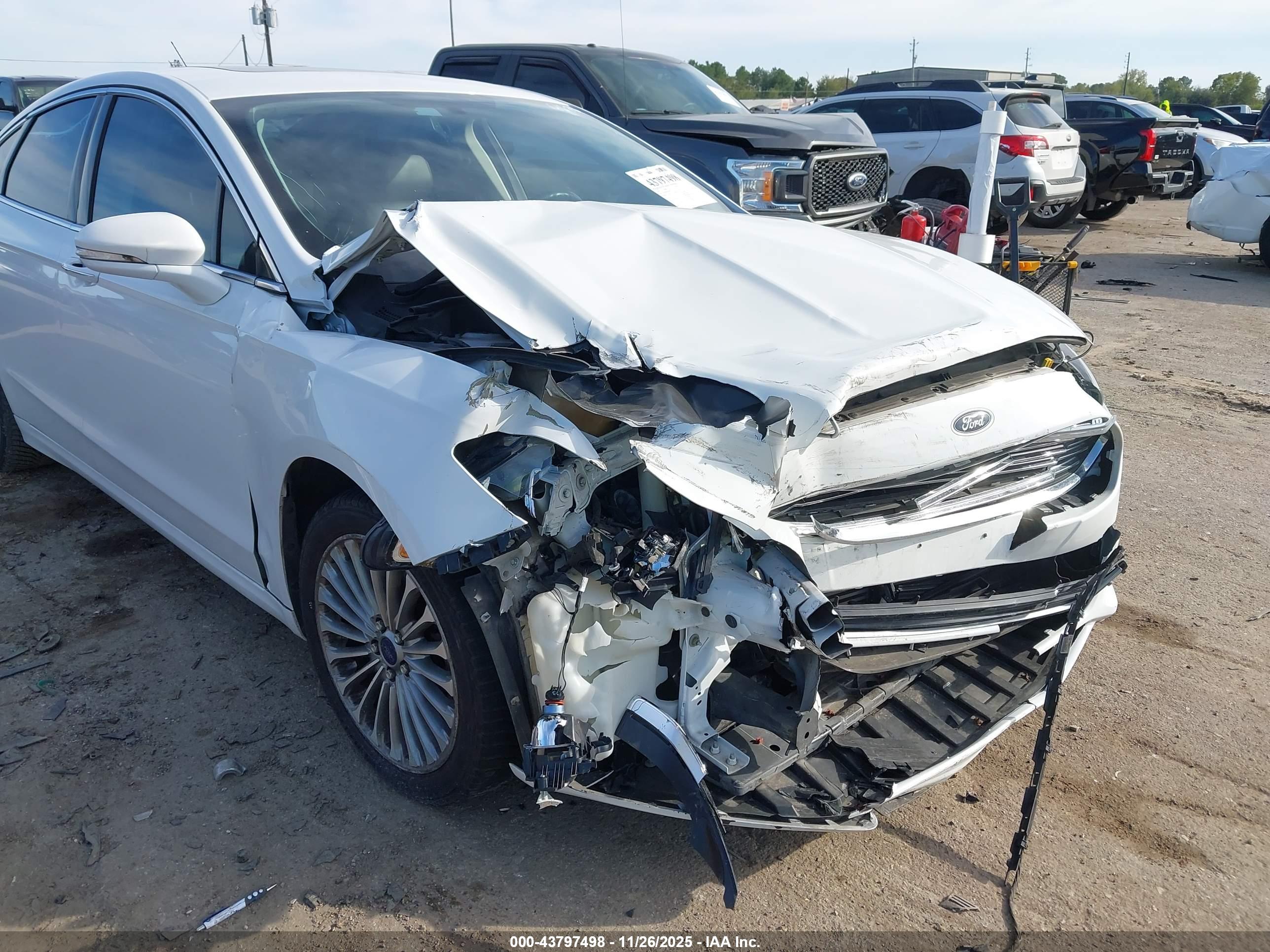 FORD FUSION image 6