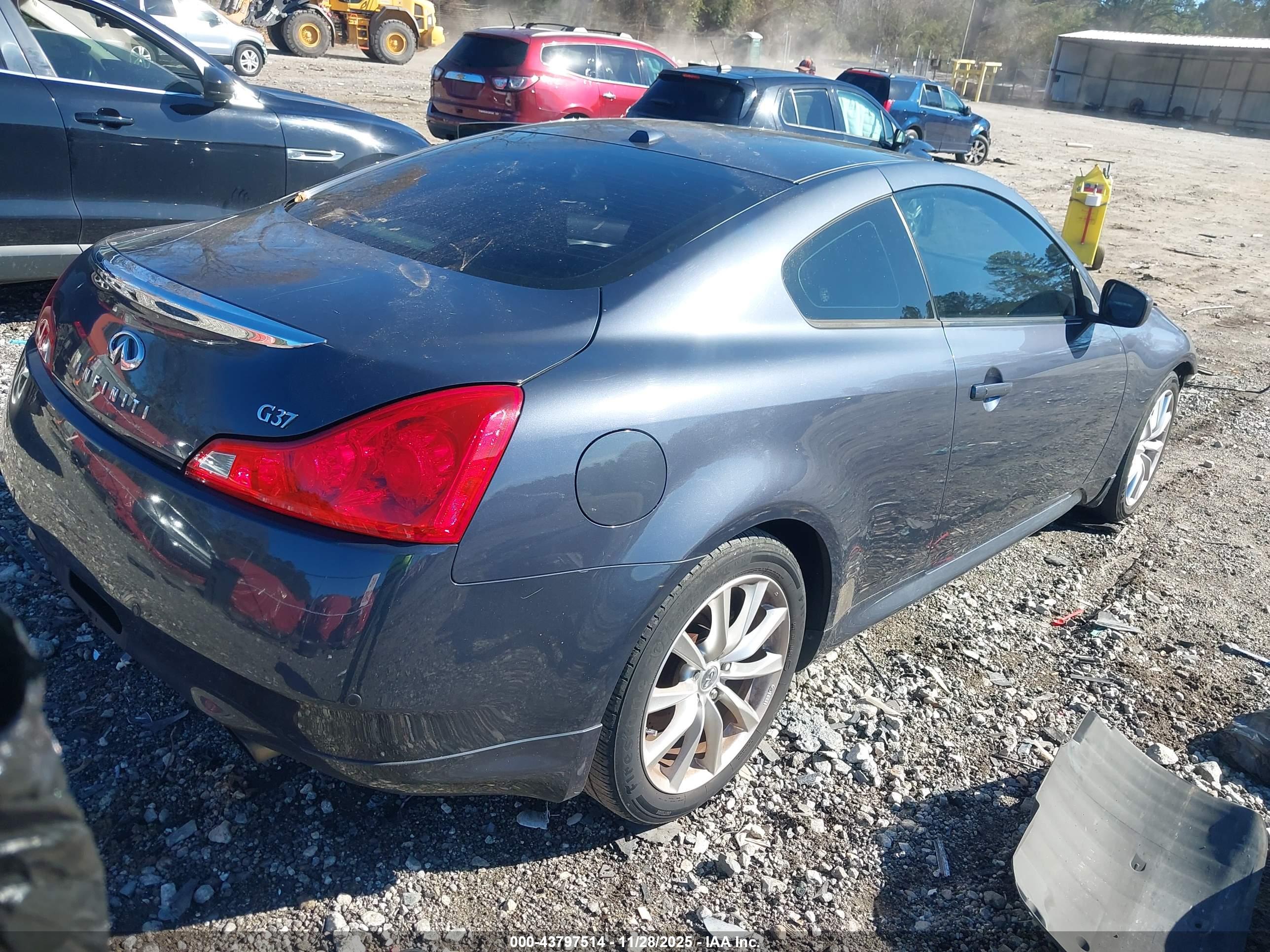 INFINITI G37 image 4