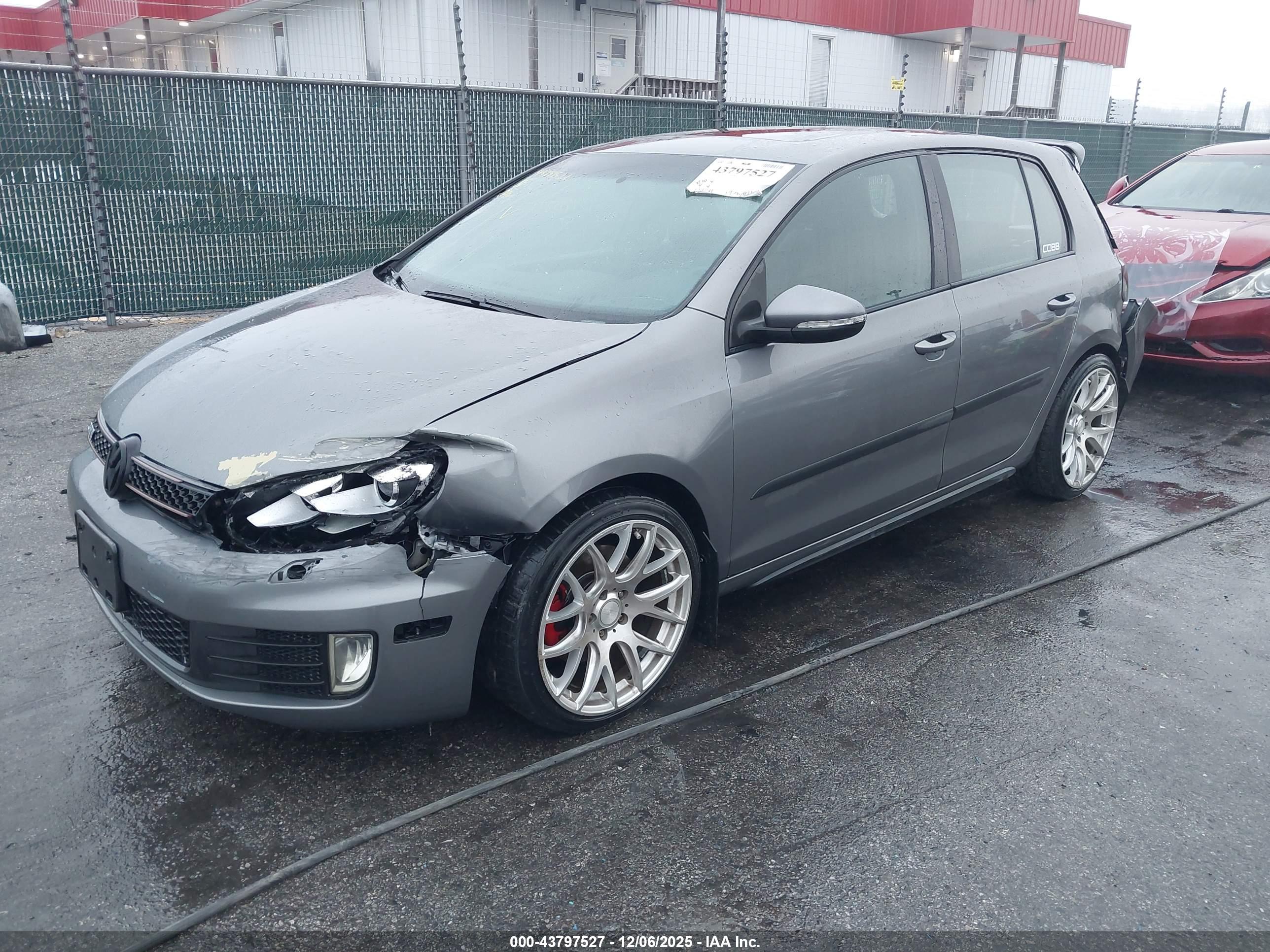 VOLKSWAGEN GTI image 2