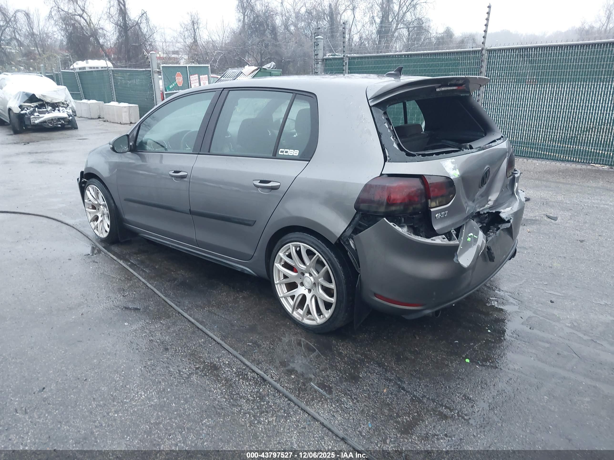 VOLKSWAGEN GTI image 3