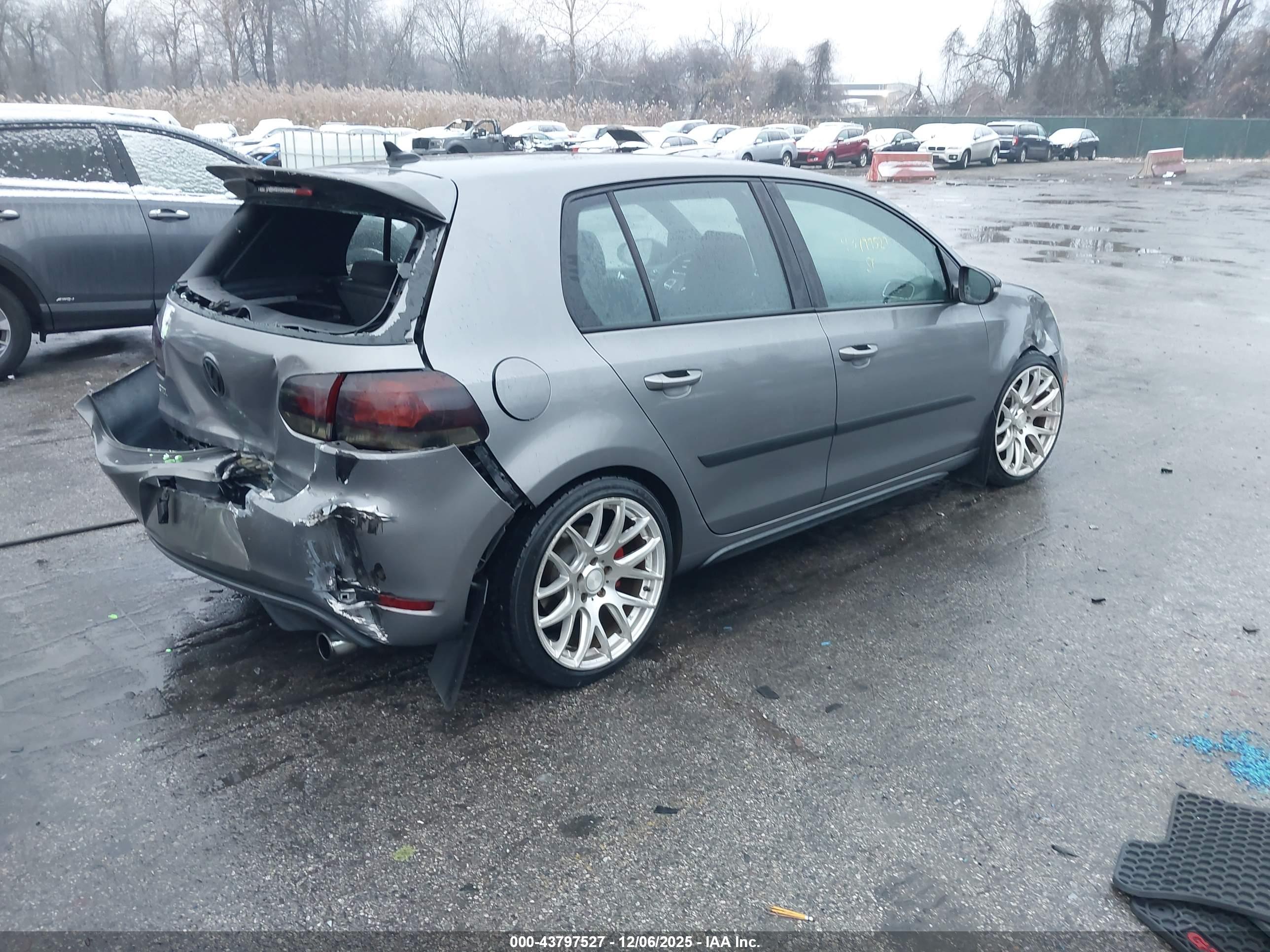 VOLKSWAGEN GTI image 4