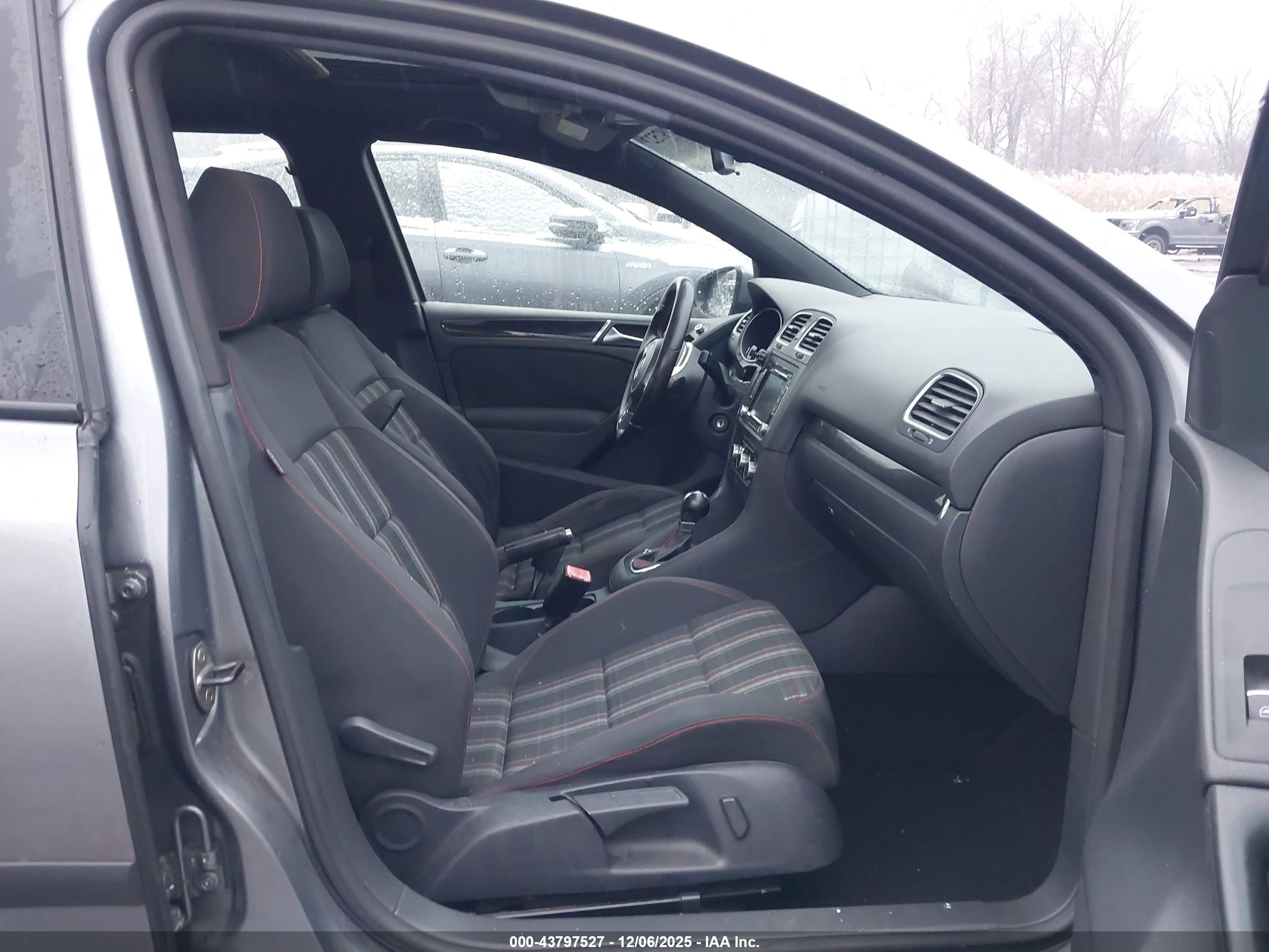 VOLKSWAGEN GTI image 5