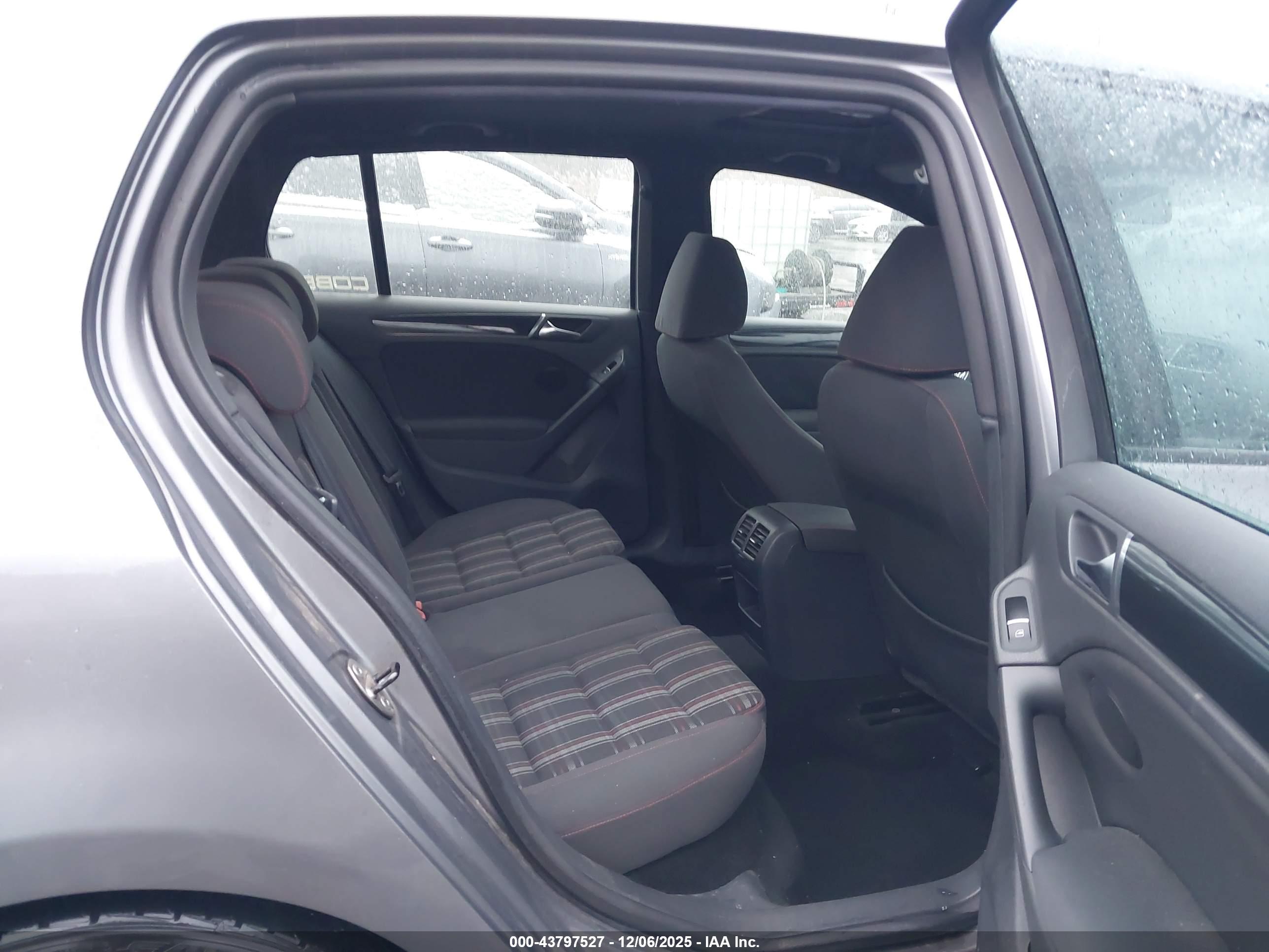 VOLKSWAGEN GTI image 8
