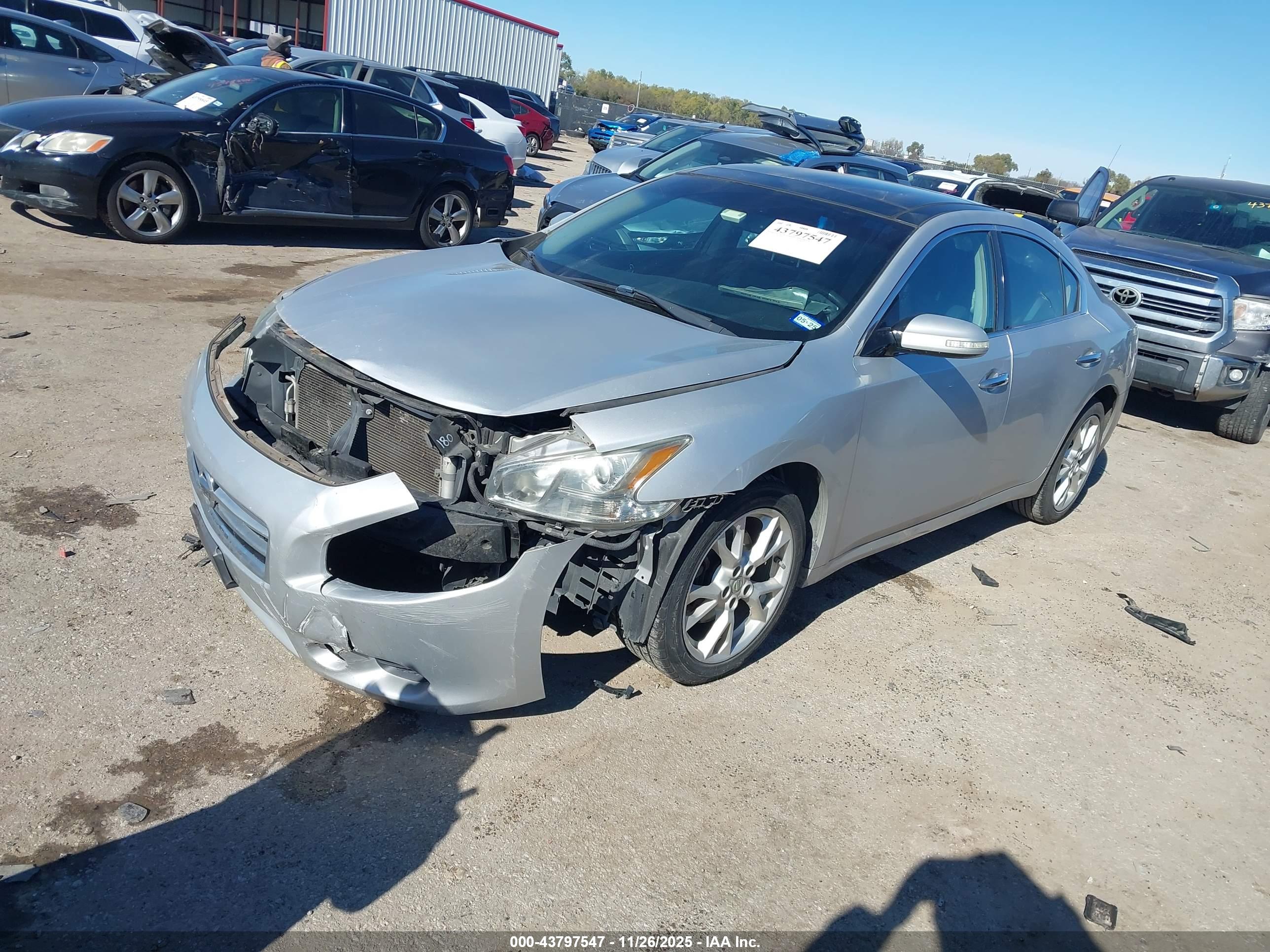 NISSAN MAXIMA image 2