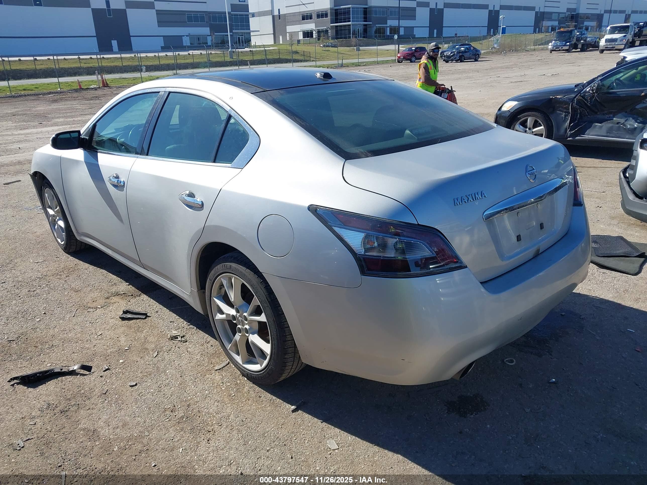 NISSAN MAXIMA image 3