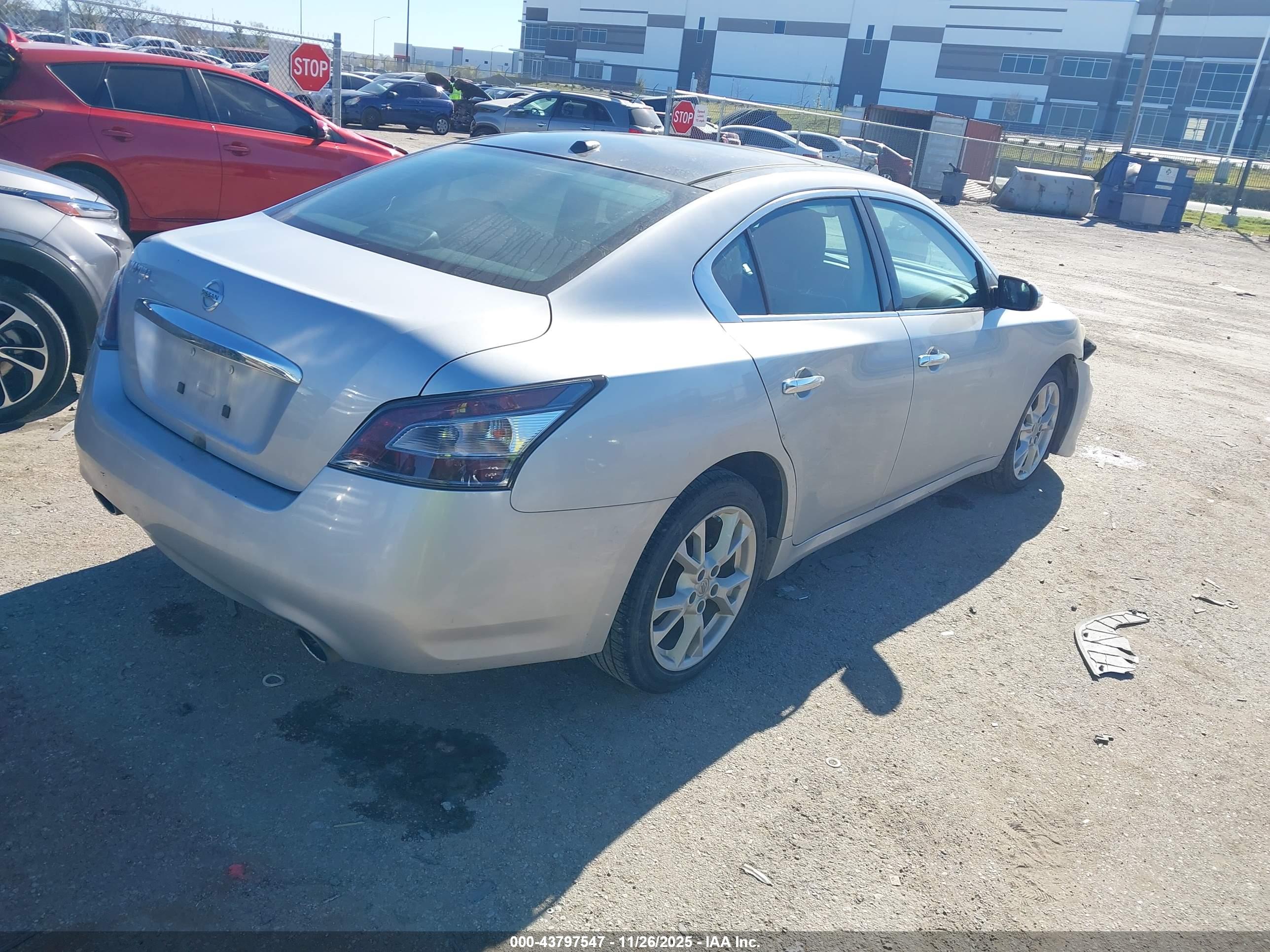 NISSAN MAXIMA image 4