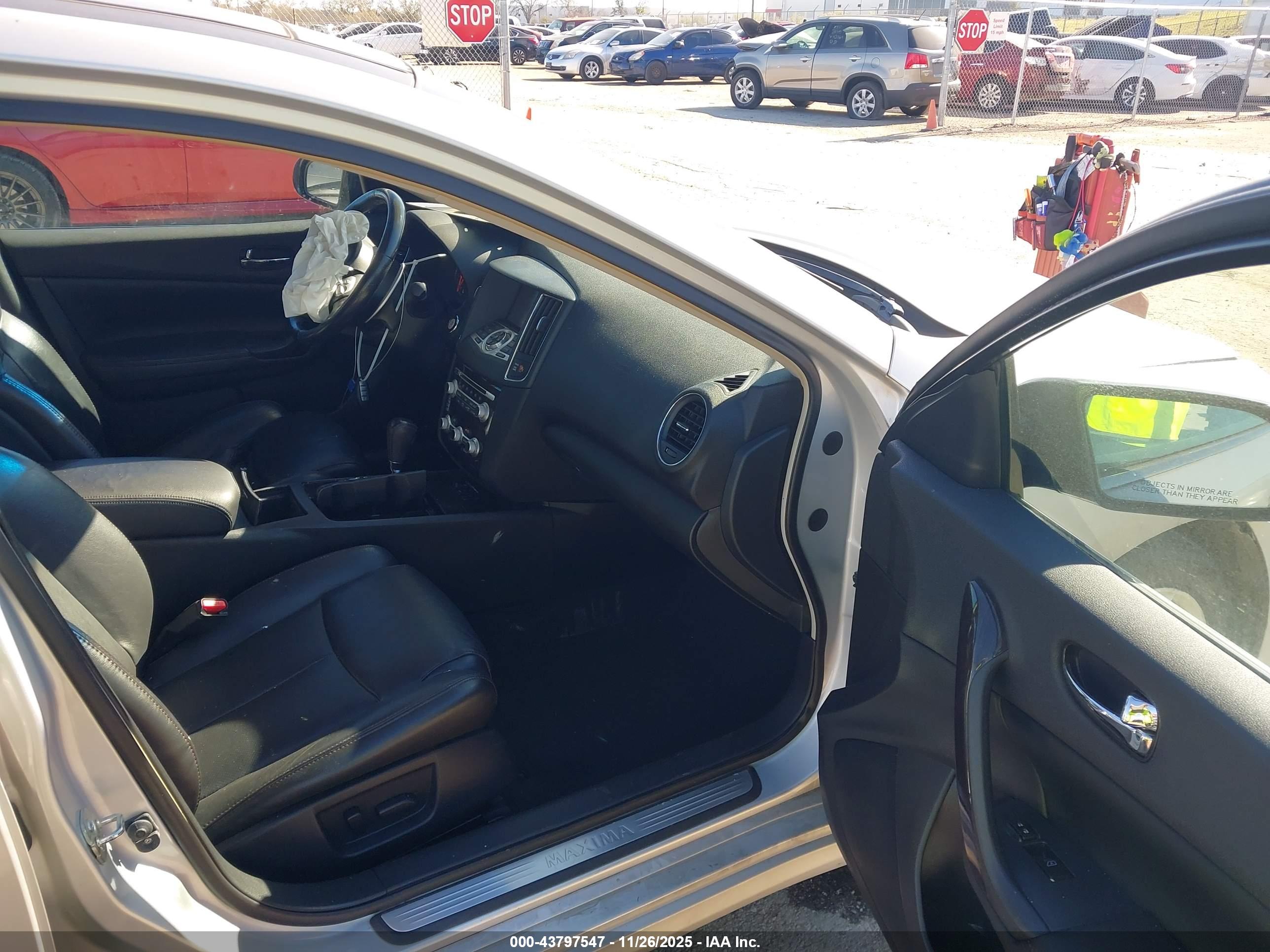 NISSAN MAXIMA image 5