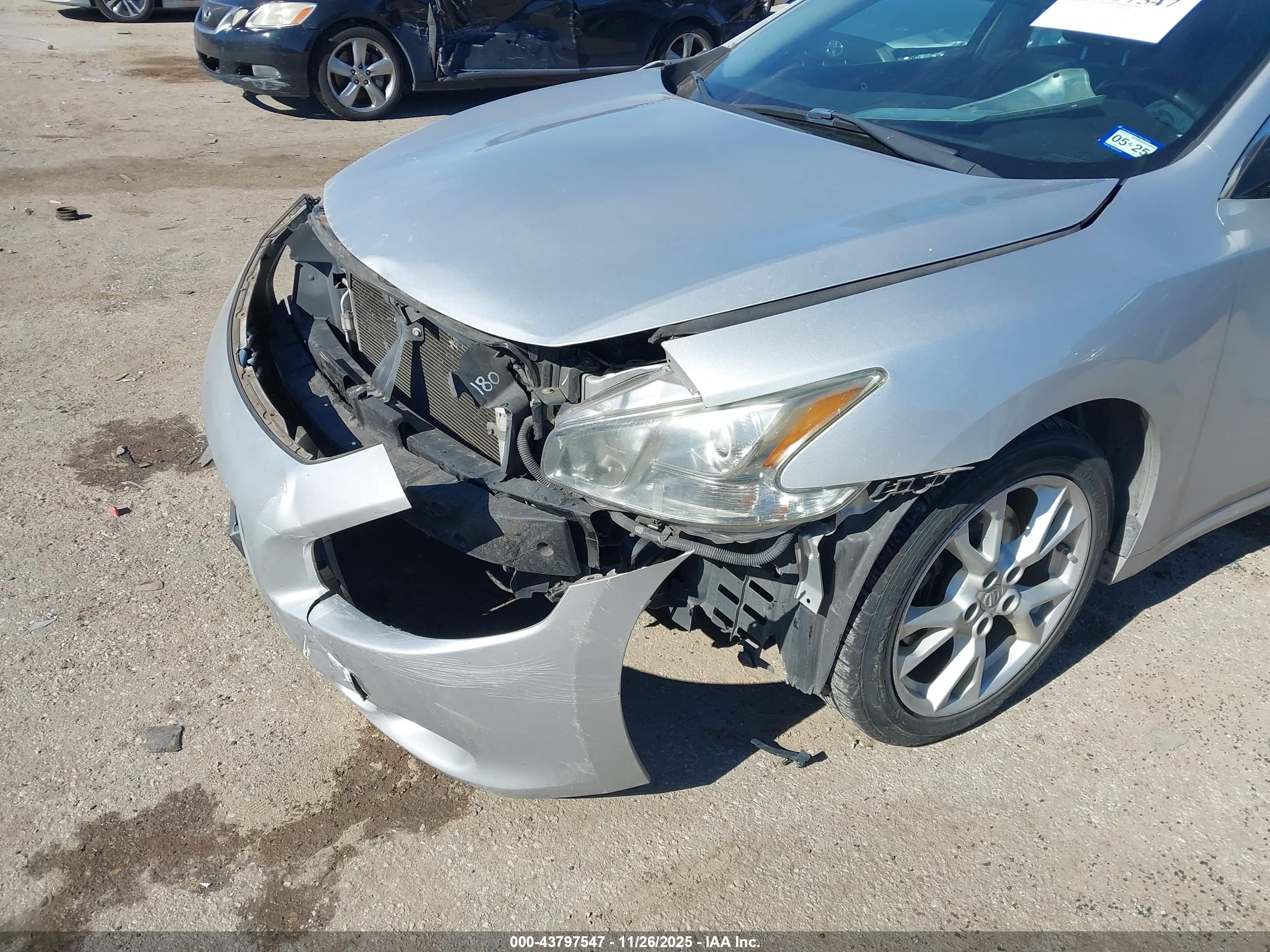 NISSAN MAXIMA image 6