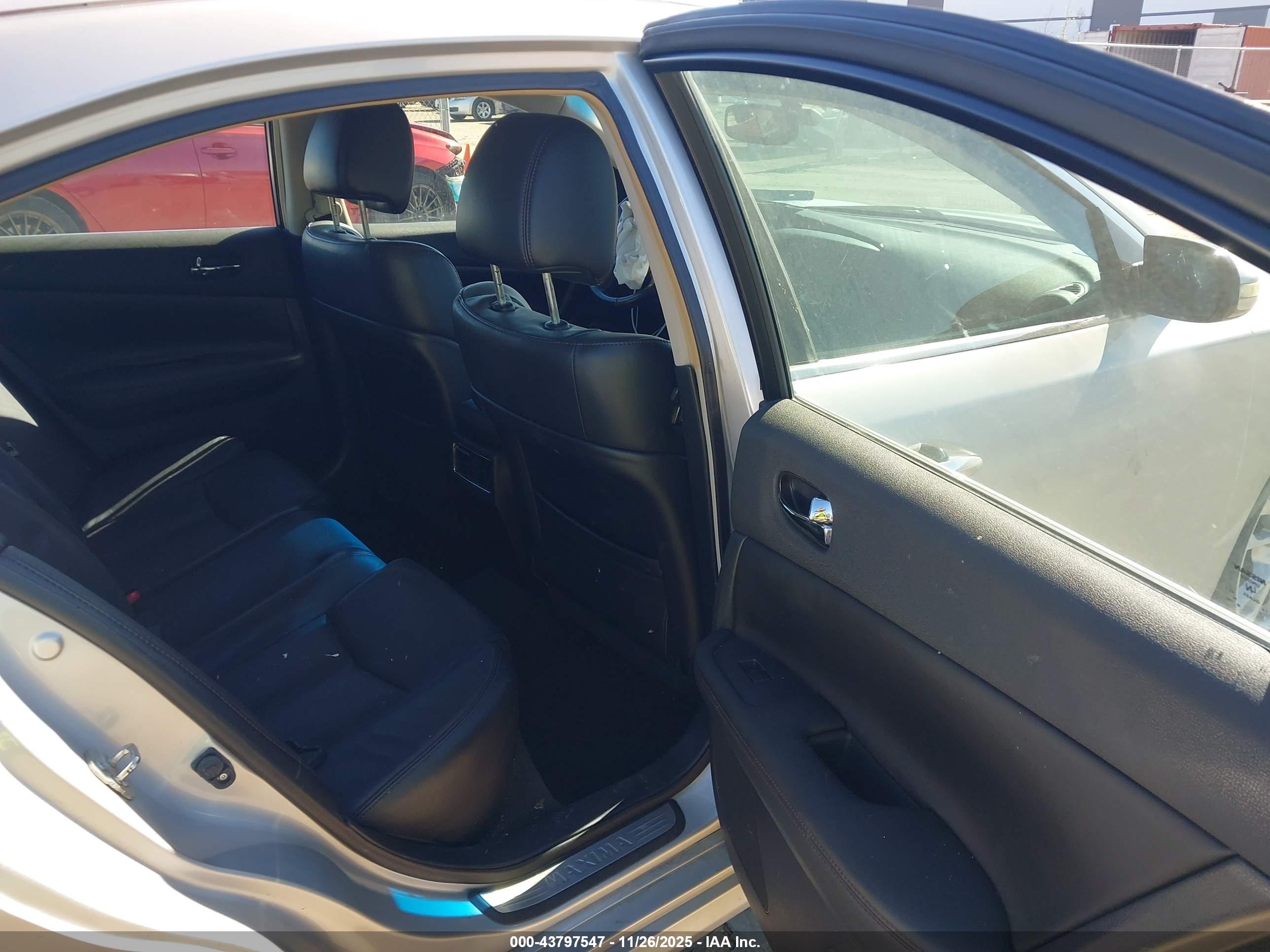 NISSAN MAXIMA image 8