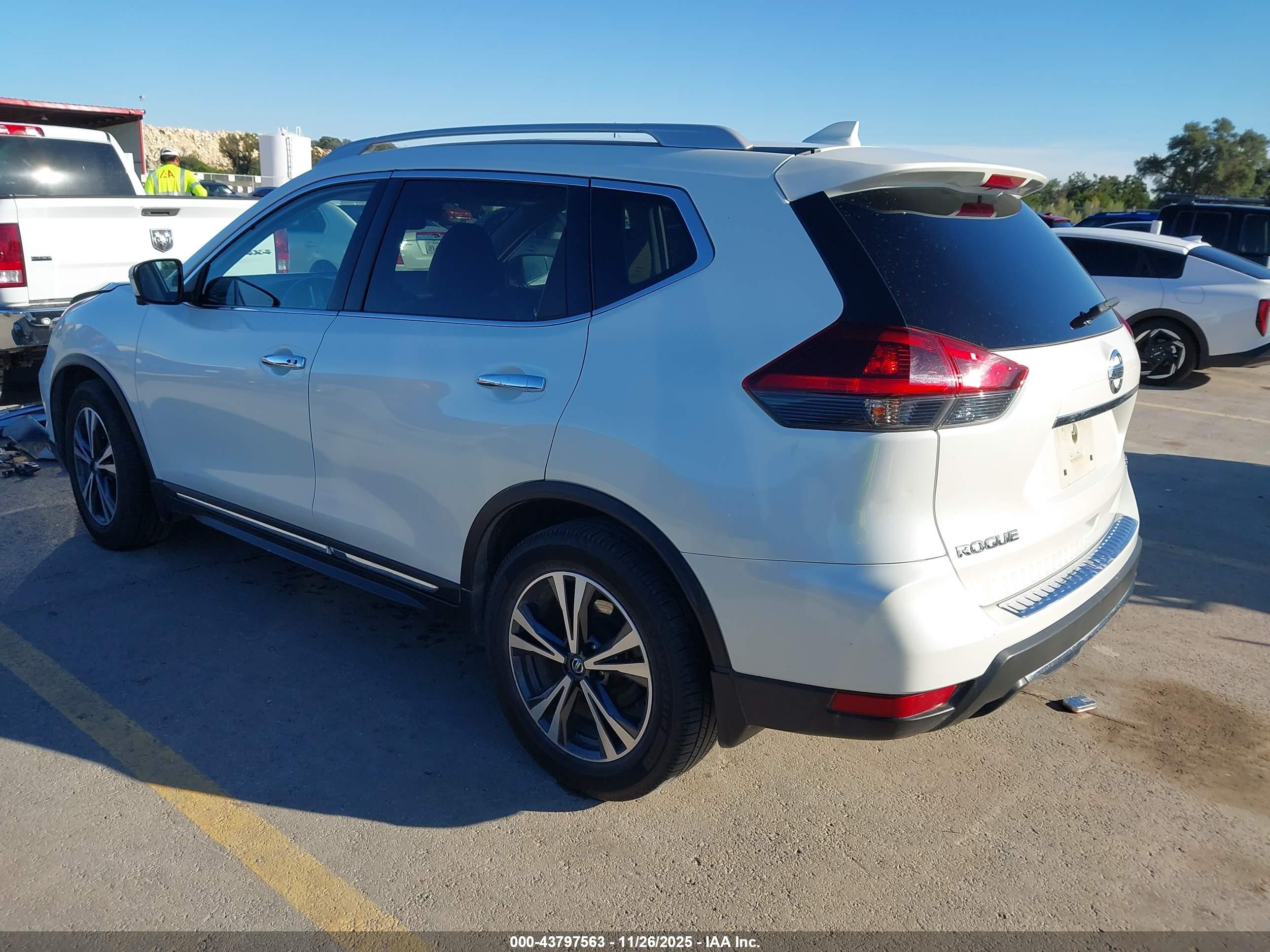 NISSAN ROGUE image 3